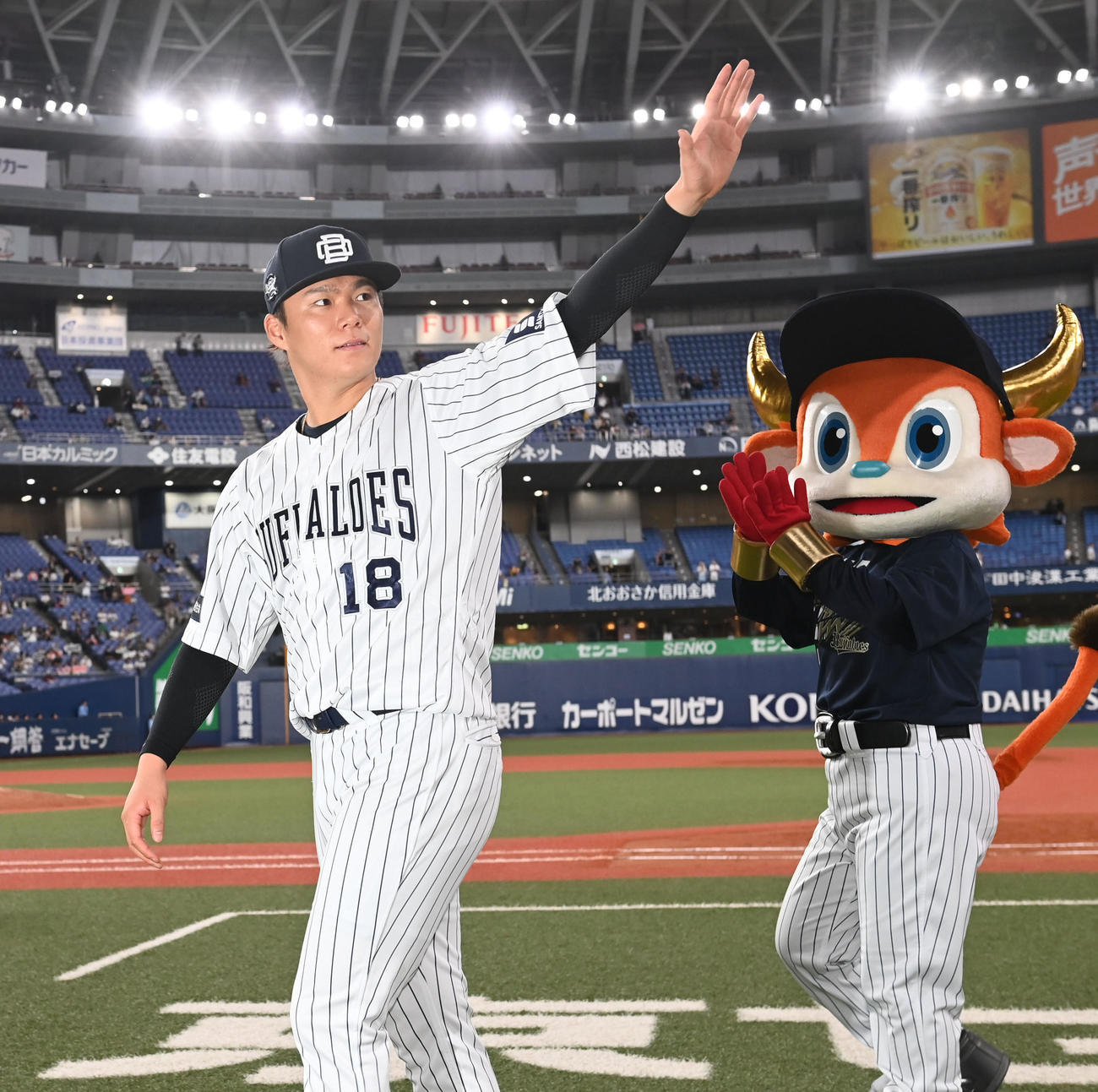 オリックス対西武　ヒーローインタビュー後、ファンに手を振りながら引き揚げる山本（撮影・和賀正仁）