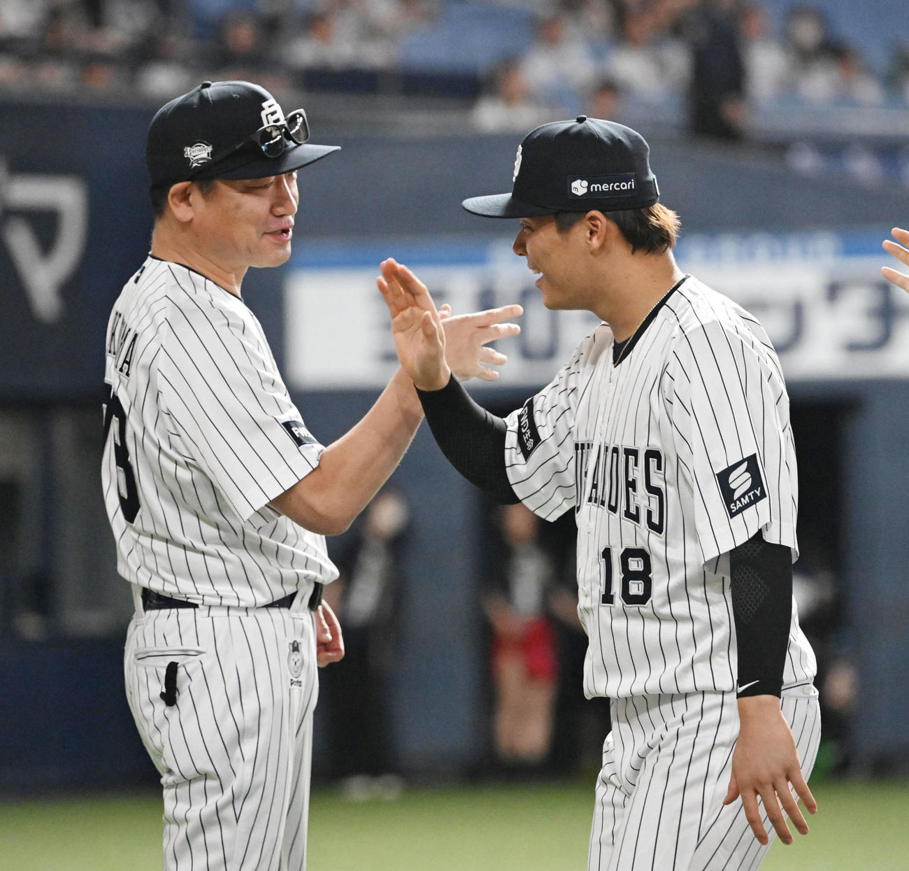オリックス対西武　西武に勝利しタッチを交わすオリックス中嶋監督（左）と山本（撮影・和賀正仁）