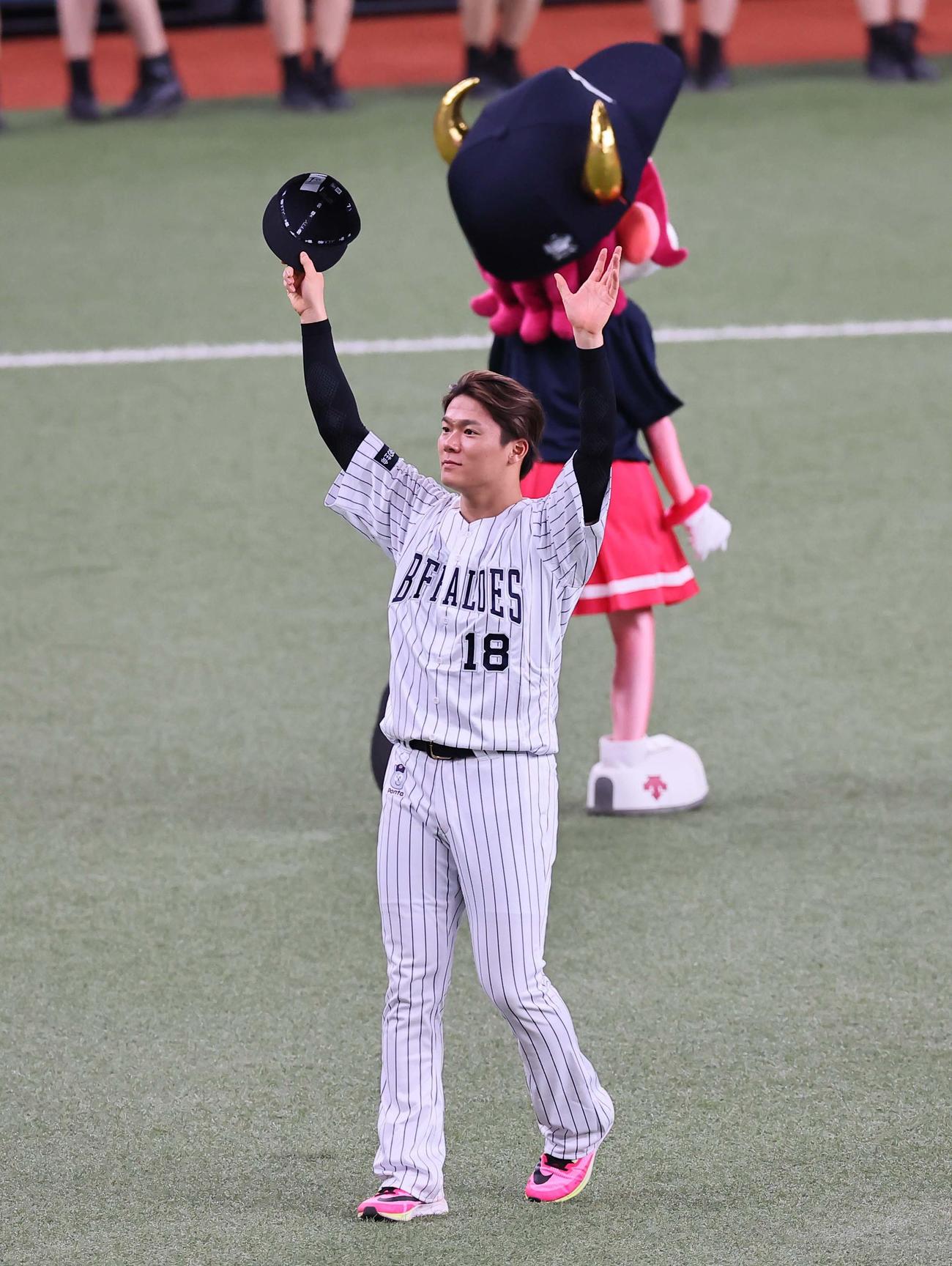 オリックス対西武　15勝目をあげた山本はファンの歓声に手を上げて応える（撮影・上田博志）