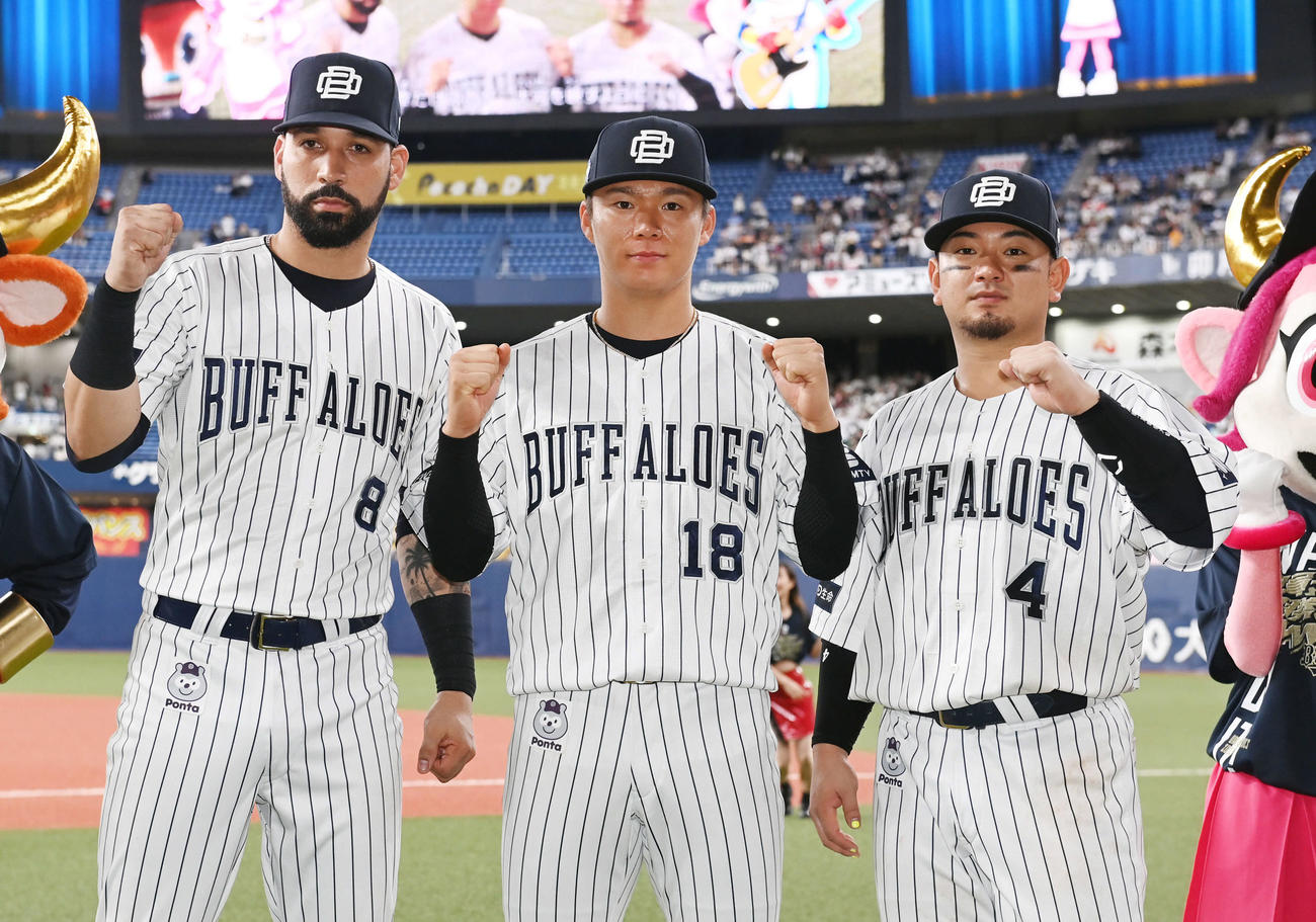 オリックス対西武　ヒーローインタビュー後にポーズを取る、左からゴンザレス、山本、森（撮影・和賀正仁）