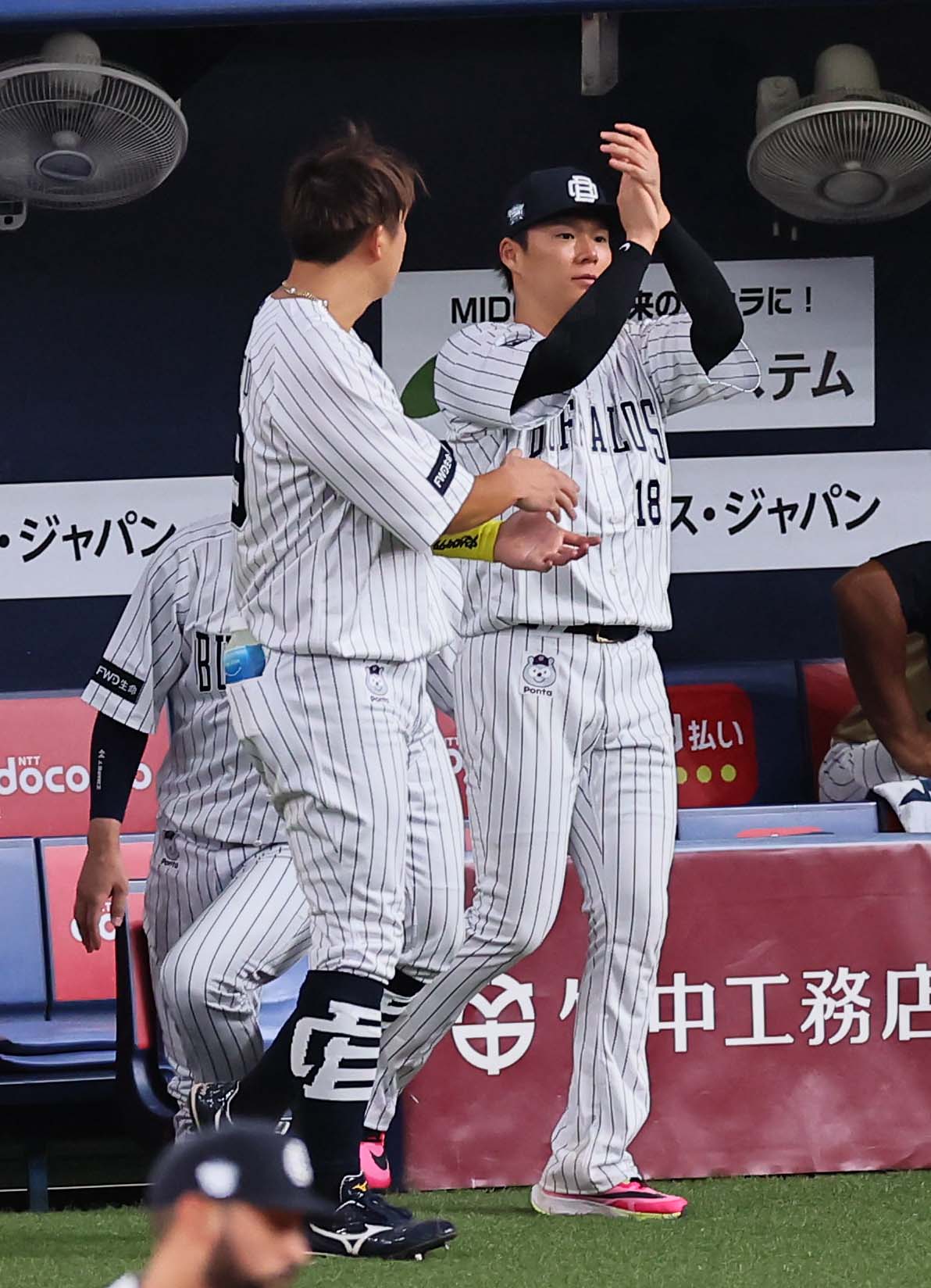 オリックス対西武　15勝目をあげた山本（右）は手をたたいて喜ぶ（撮影・上田博志）
