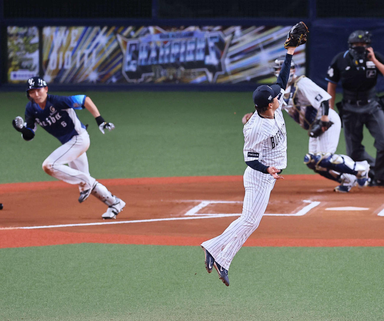 オリックス対西武　6回表西武無死、山本（手前）は源田の打球に飛びつき投ゴロに打ち取る（撮影・上田博志）