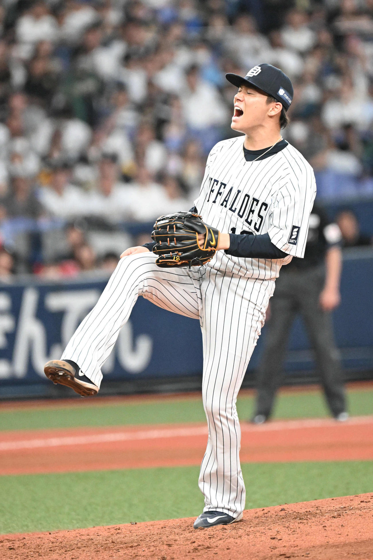 オリックス対西武　6回表西武2死一、二塁、打者佐藤龍世に対し、気合をあらわにする山本（撮影・和賀正仁）