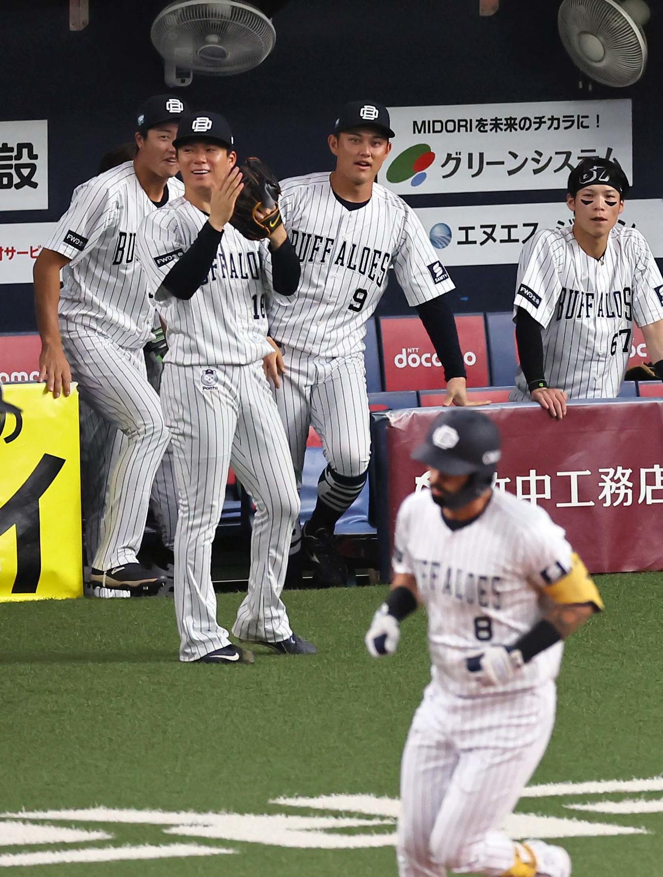 オリックス対西武　6回裏オリックス2死一、二塁、山本（左から2人目）は左越え3点本塁打を放ったゴンザレスに拍手を送る（撮影・上田博志）