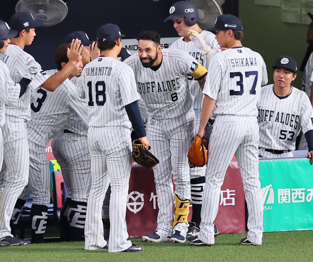 オリックス対西武　6回裏オリックス2死一、二塁、左越え3点本塁打を放ったゴンザレス（中央）は出迎えた山本に一礼する（撮影・上田博志）
