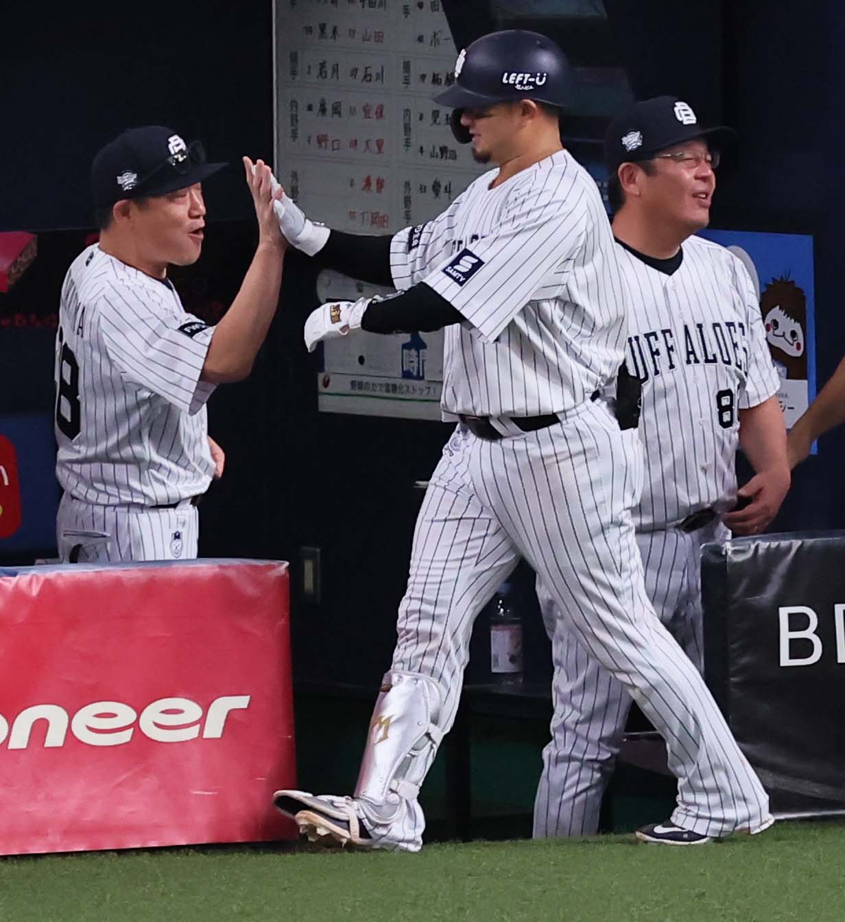 オリックス対西武　6回裏オリックス1死、中嶋監督は左越え先制ソロ本塁打を放った森をハイタッチで出迎える（撮影・上田博志）