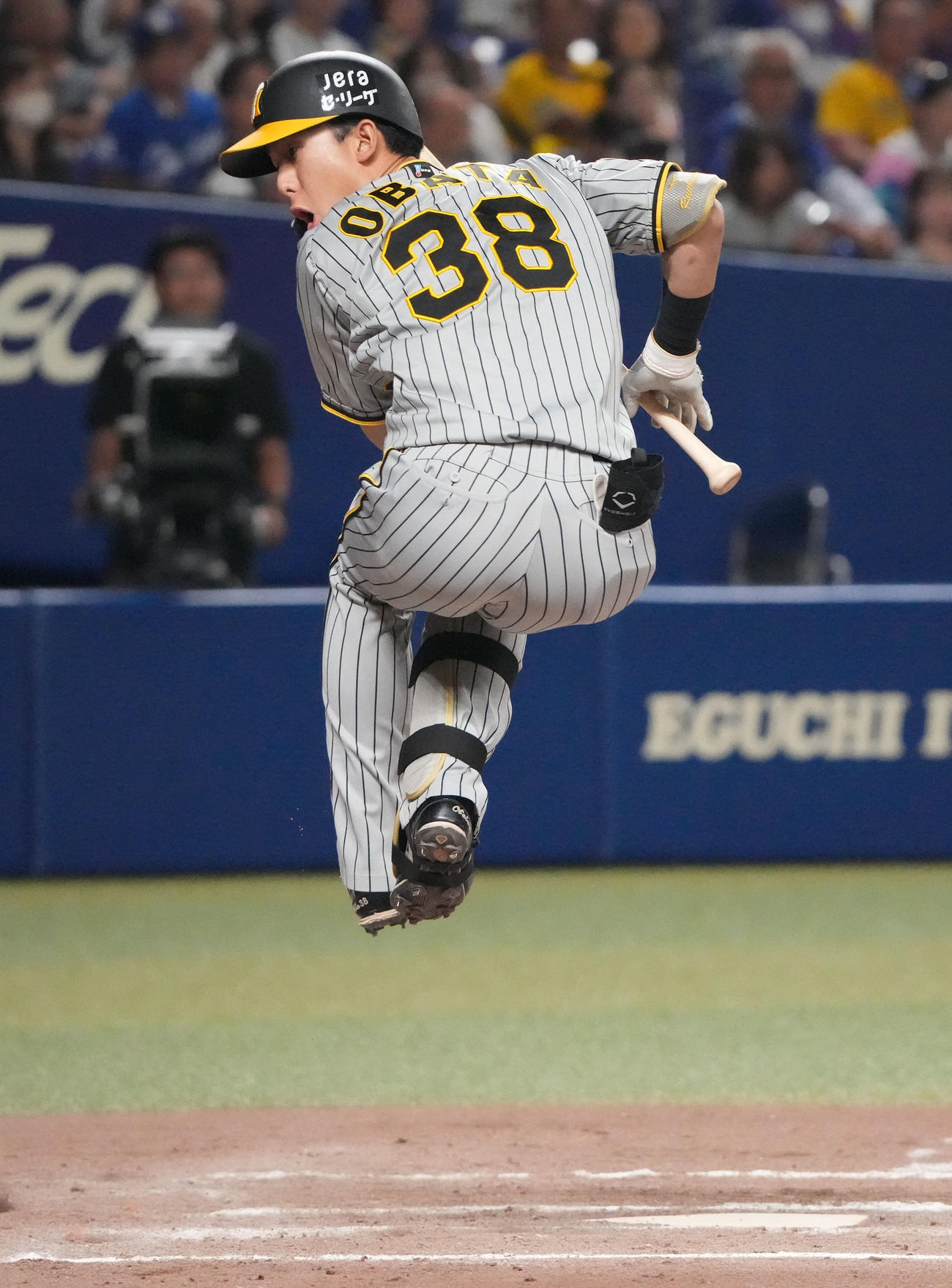 中日対阪神　11回表阪神無死一塁、ジャンプしてボールをよける小幡（撮影・森本幸一）