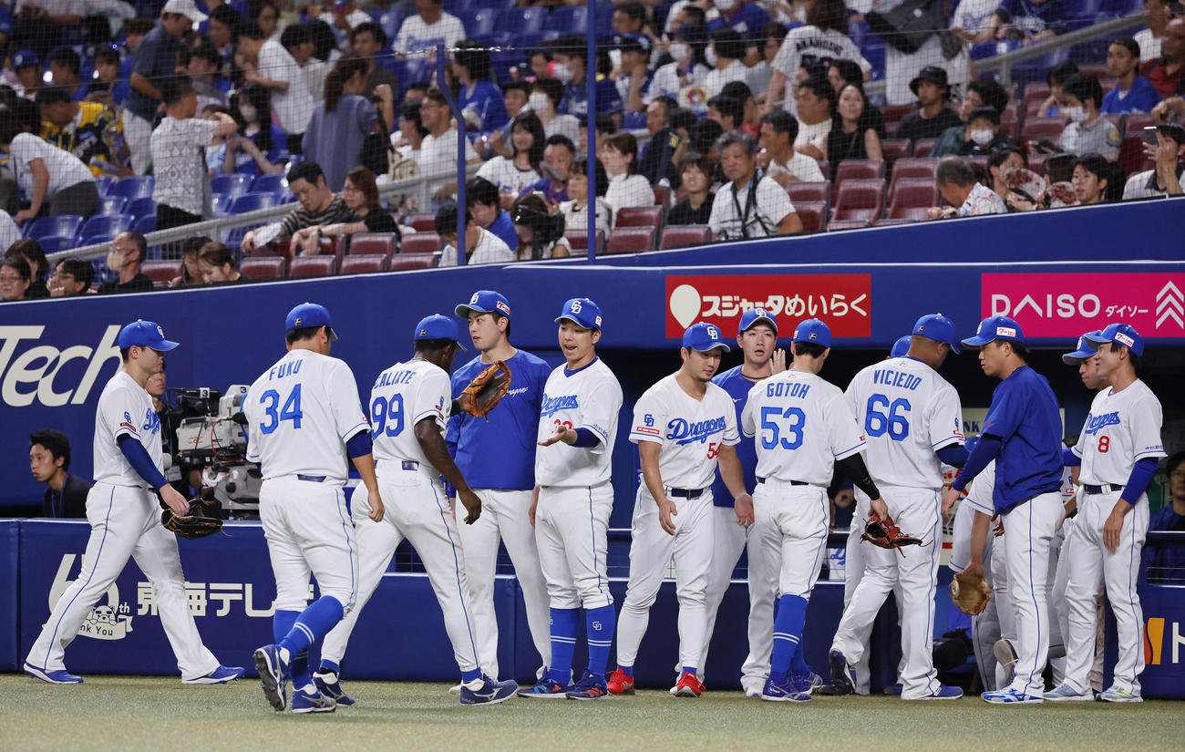 中日対阪神　12回表を終え、ベンチ前でタッチを交わす柳裕也（右から3人目）ら中日ナイン（撮影・藤尾明華）