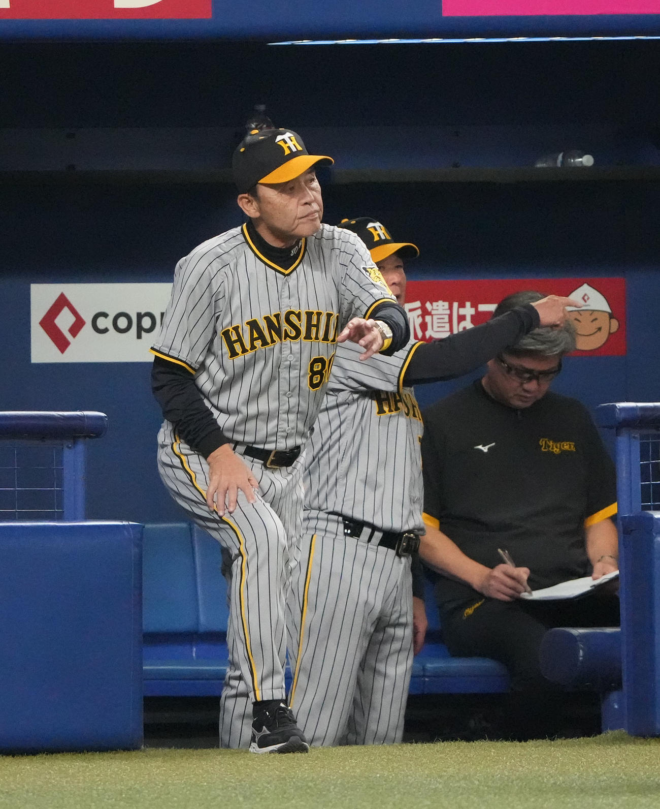 中日対阪神　8回表終了、選手交代を告げる岡田監督（撮影・森本幸一）