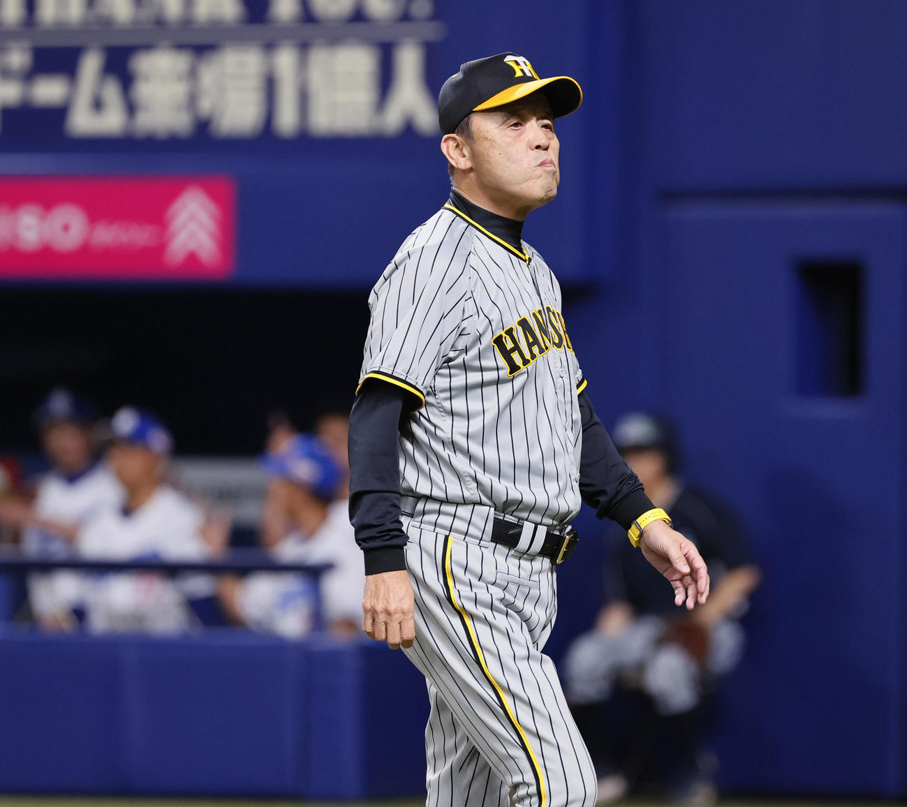 中日対阪神　11回表阪神無死一塁、審判に声をかけベンチに戻る岡田監督（撮影・藤尾明華）