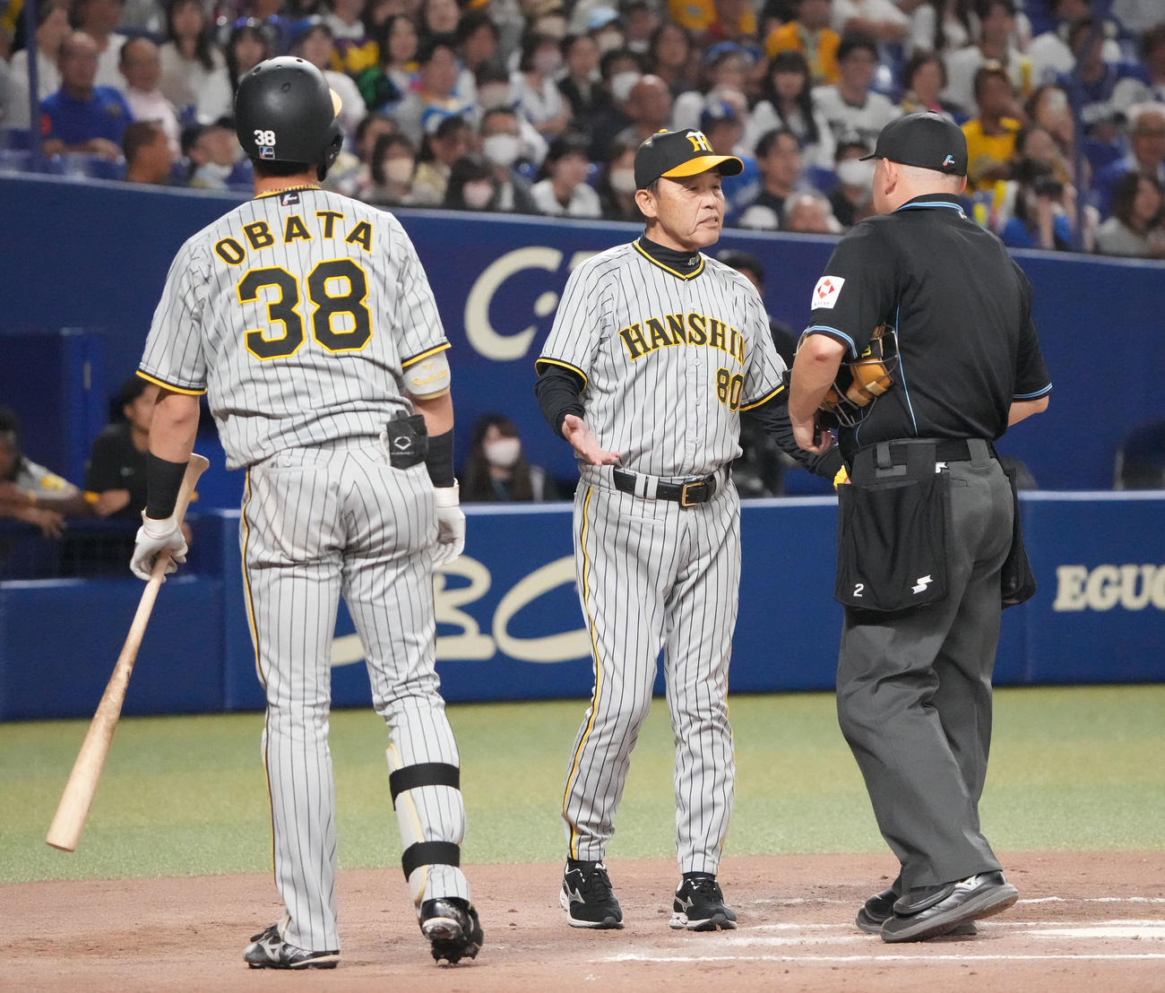 中日対阪神　11回表阪神無死一塁、審判に詰め寄る岡田監督（中央）（撮影・森本幸一）