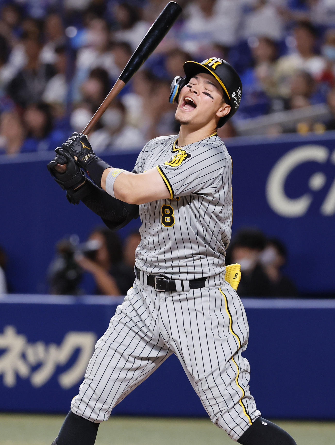 中日対阪神　12回表阪神無死一塁、二飛に倒れる佐藤輝（撮影・藤尾明華）