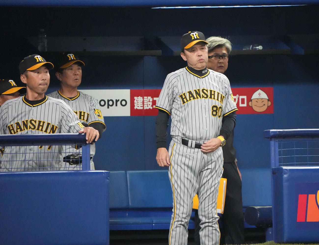 中日対阪神　11回表阪神無死、木浪の死球に険しい表情の岡田監督（右から2人目）（撮影・森本幸一）