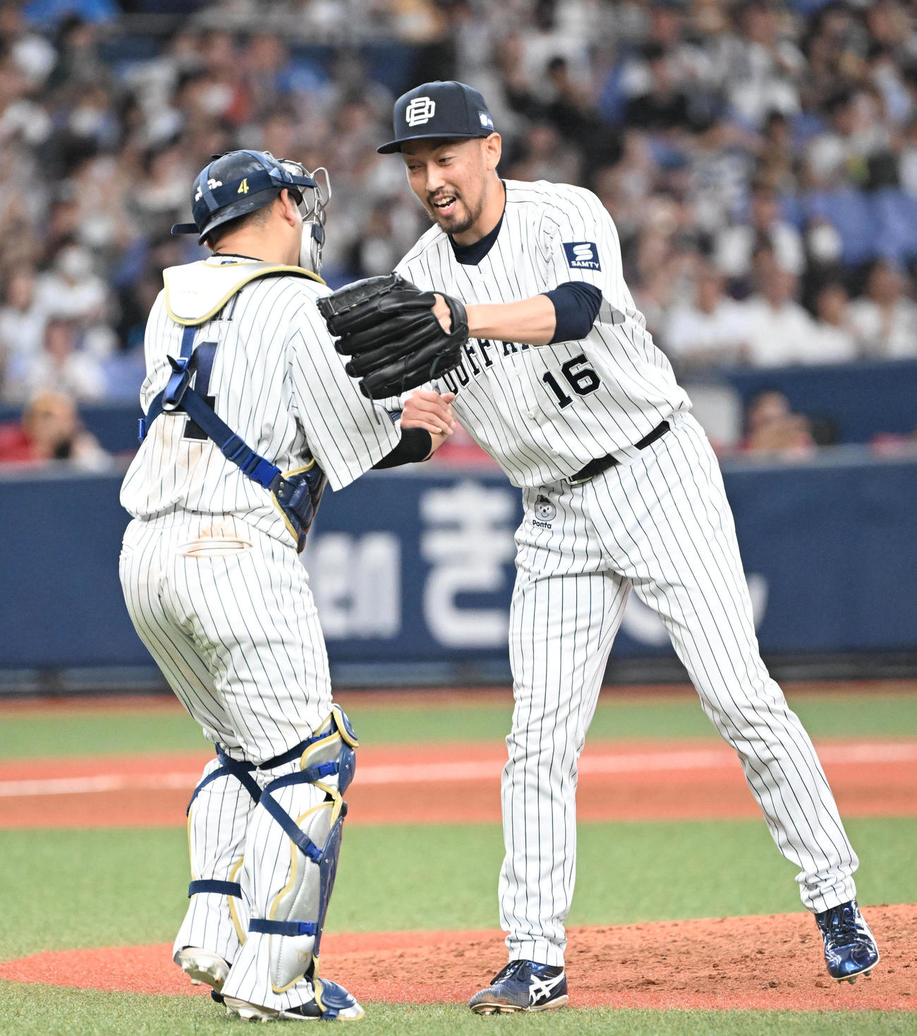 オリックス対西武　9回を締めタッチを交わすオリックス平野佳（右）と森（撮影・和賀正仁）