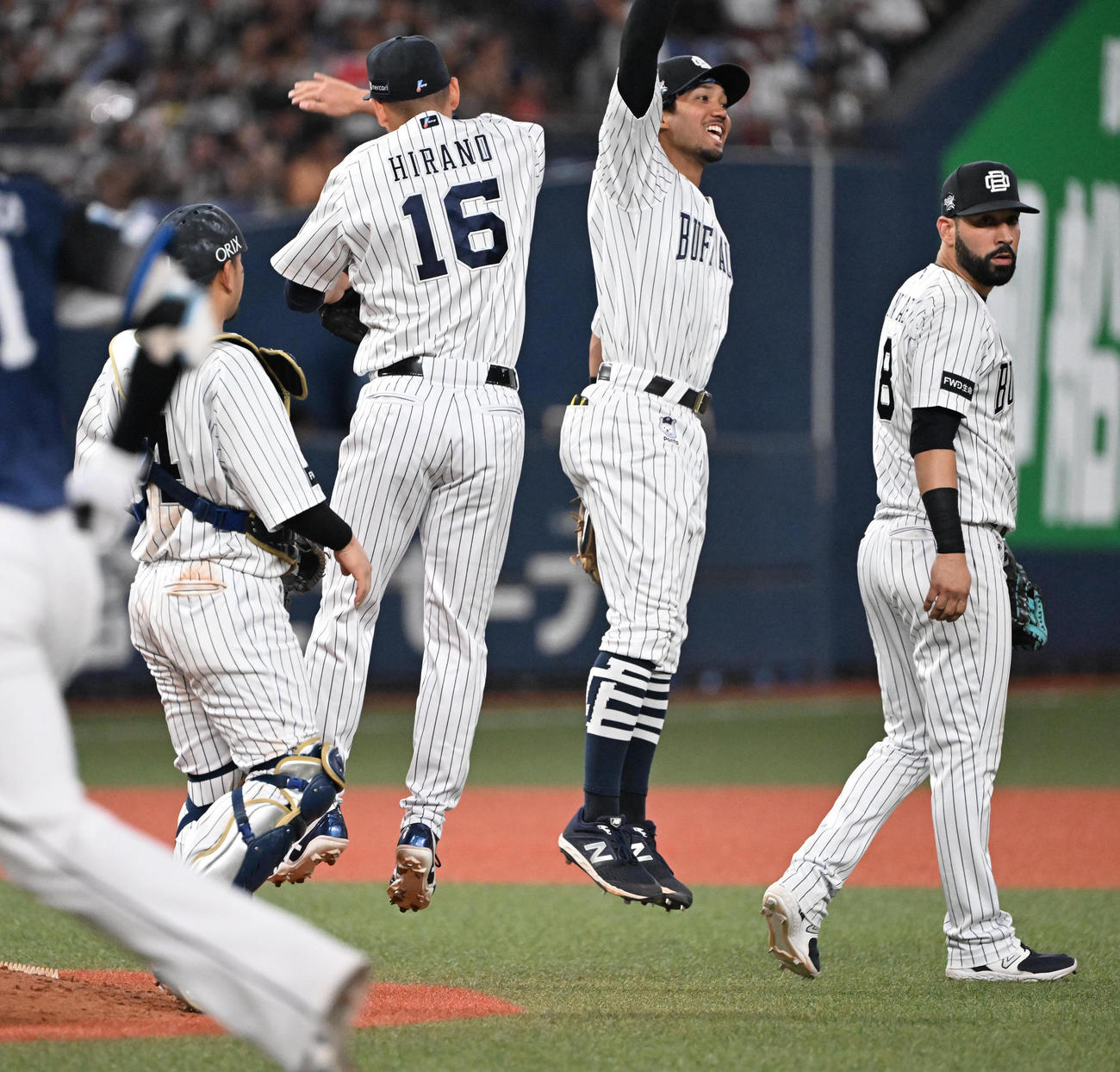 オリックス対西武　9回を締めタッチを交わすオリックス平野佳（左）と宗（撮影・和賀正仁）