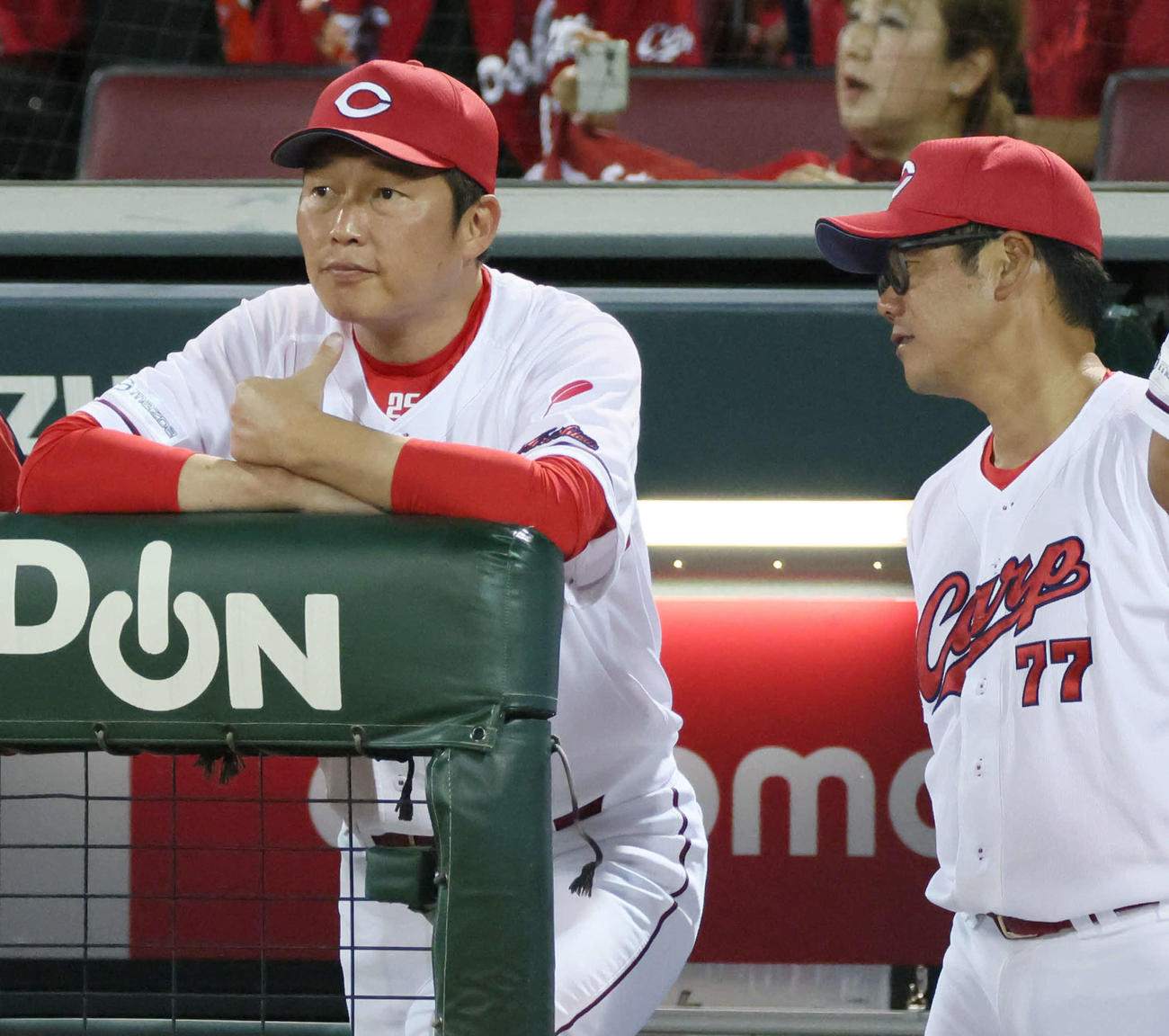 広島対ヤクルト　敗れた新井監督。右は藤井ヘッドコーチ（撮影・加藤孝規）