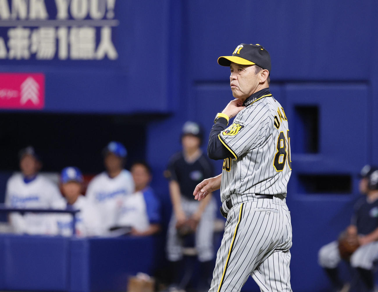 中日対阪神　11回表阪神無死一塁、危険な投球が続き、ベンチを出る岡田監督（撮影・藤尾明華）