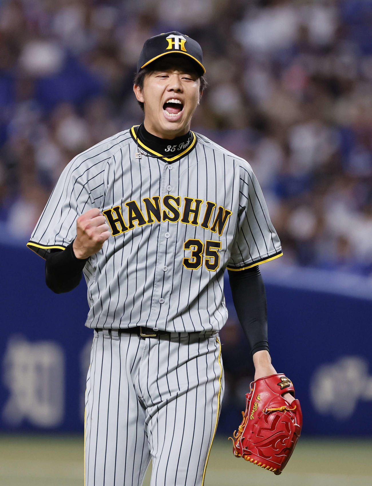 中日対阪神　10回裏中日2死一、二塁、代打村松を三ゴロに打ち取りガッツポーズをする才木（撮影・藤尾明華）