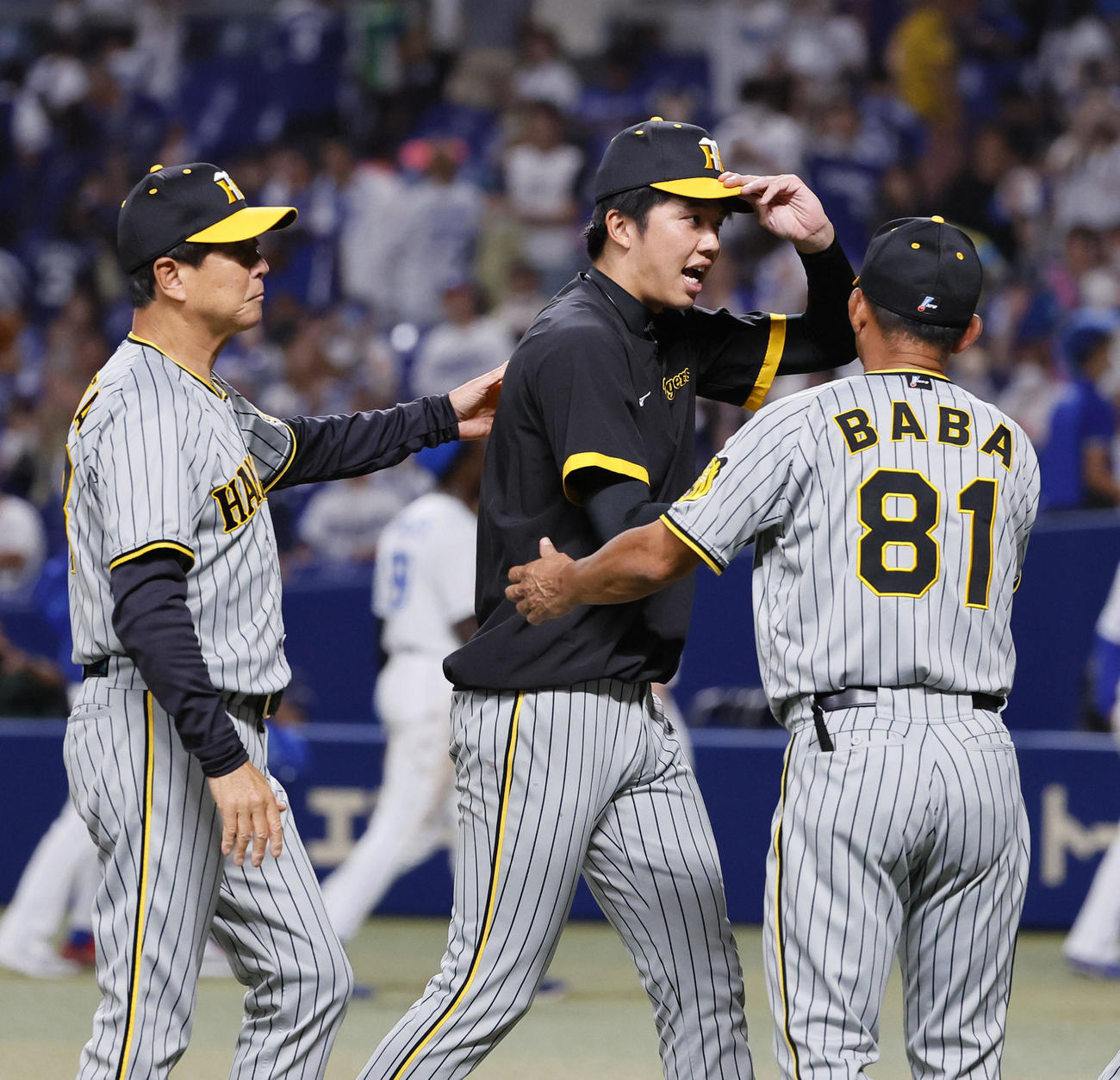 中日対阪神　12回引き分けに終わり、コーチらとタッチを交わす阪神才木（中央）（撮影・藤尾明華）