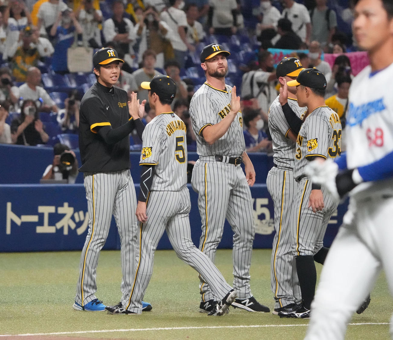 中日対阪神　試合終了、ナインを迎える才木（左）（撮影・森本幸一）
