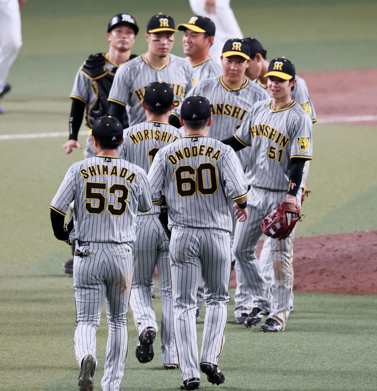 中日対阪神　中日と引き分けマウンドでタッチする阪神ナイン（撮影・加藤哉）