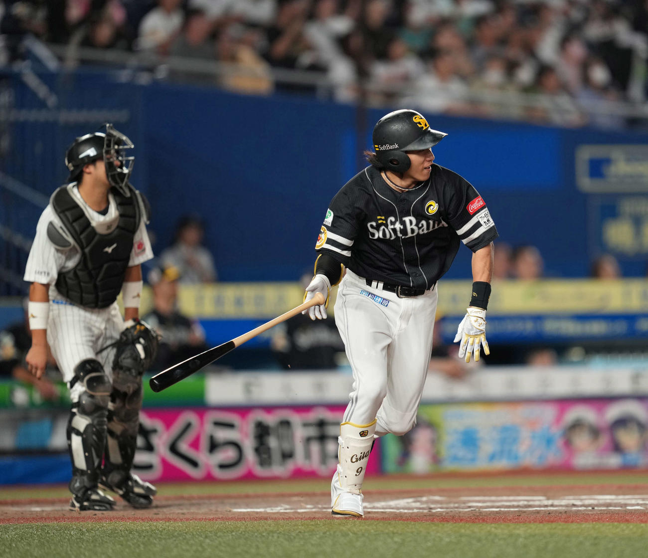ロッテ対ソフトバンク　6回表ソフトバンク1死三塁、中犠飛を放つ柳田（撮影・井上学）