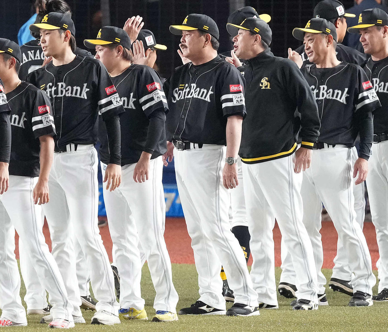 ロッテ対ソフトバンク　ロッテに勝利しナインを迎えるソフトバンク藤本監督（中央）ン（撮影・鈴木みどり）