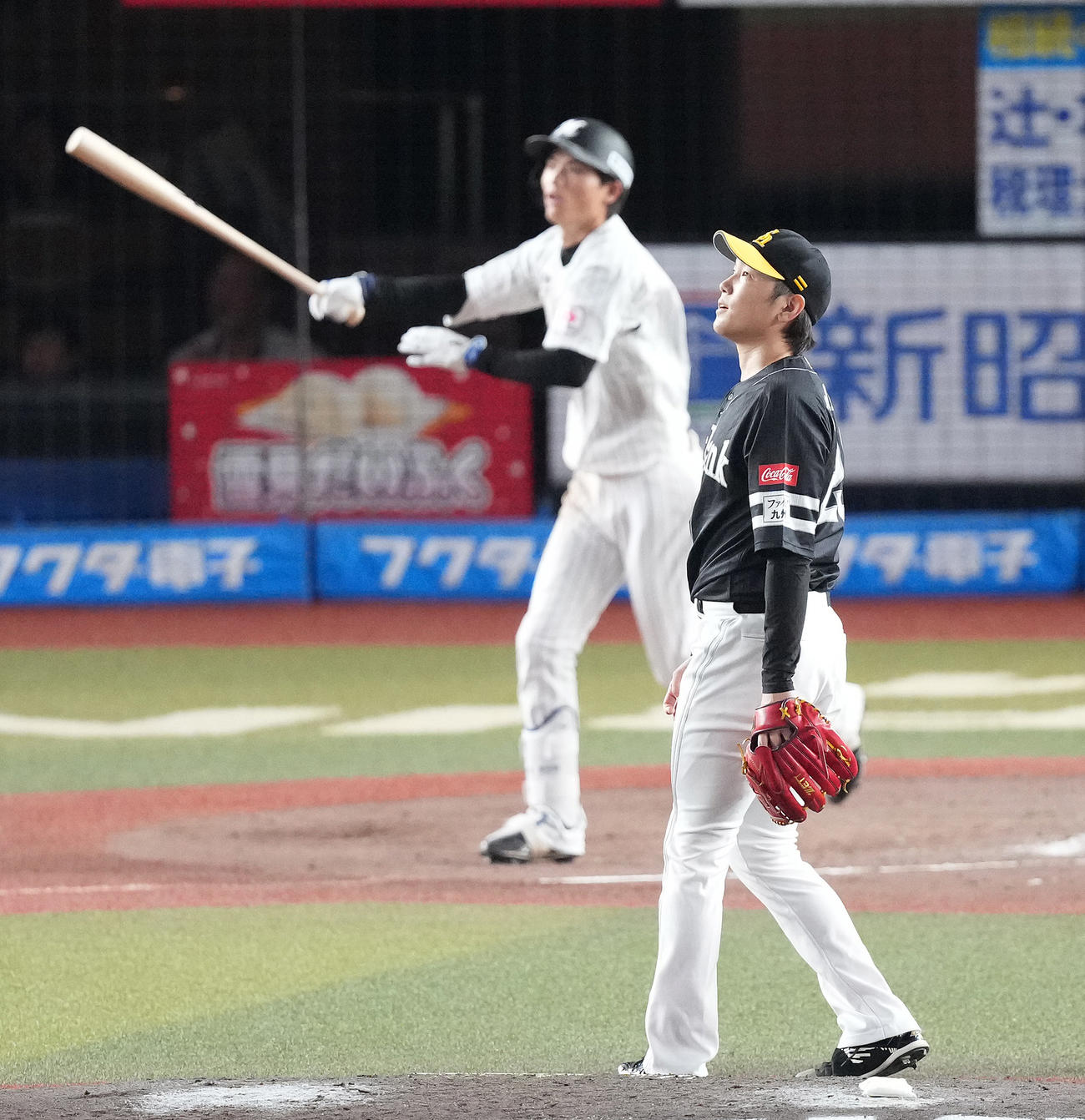 ロッテ対ソフトバンク　4回裏ロッテ1死一塁、和田に右越え2点本塁打を浴びる石川（撮影・鈴木みどり）