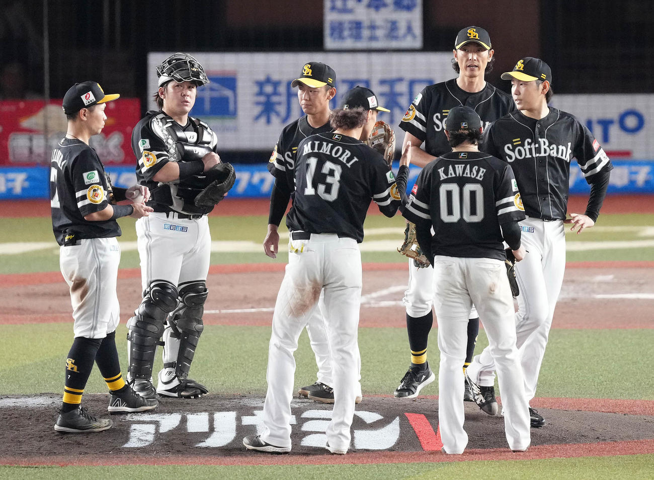 ロッテ対ソフトバンク　4回裏途中で降板するソフトバンク先発石川（右）（撮影・鈴木みどり）
