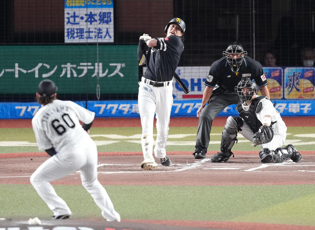 ロッテ対ソフトバンク　1回表ソフトバンク1死三塁、左前適時打を放つ柳田。投手横山（撮影・鈴木みどり）