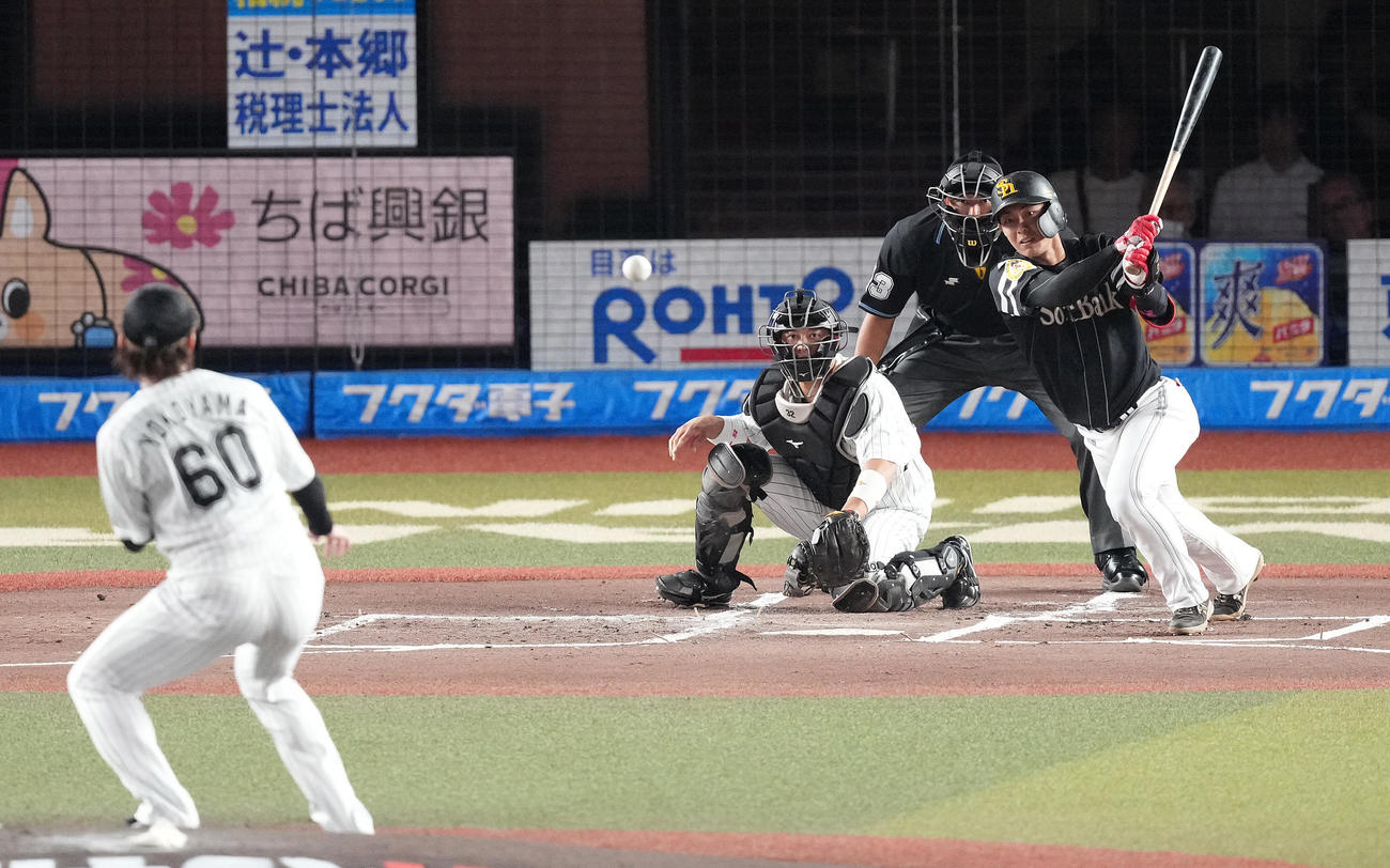 ロッテ対ソフトバンク　1回表ソフトバンク1死満塁、適時内野安打を放つ今宮。投手横山（撮影・鈴木みどり）