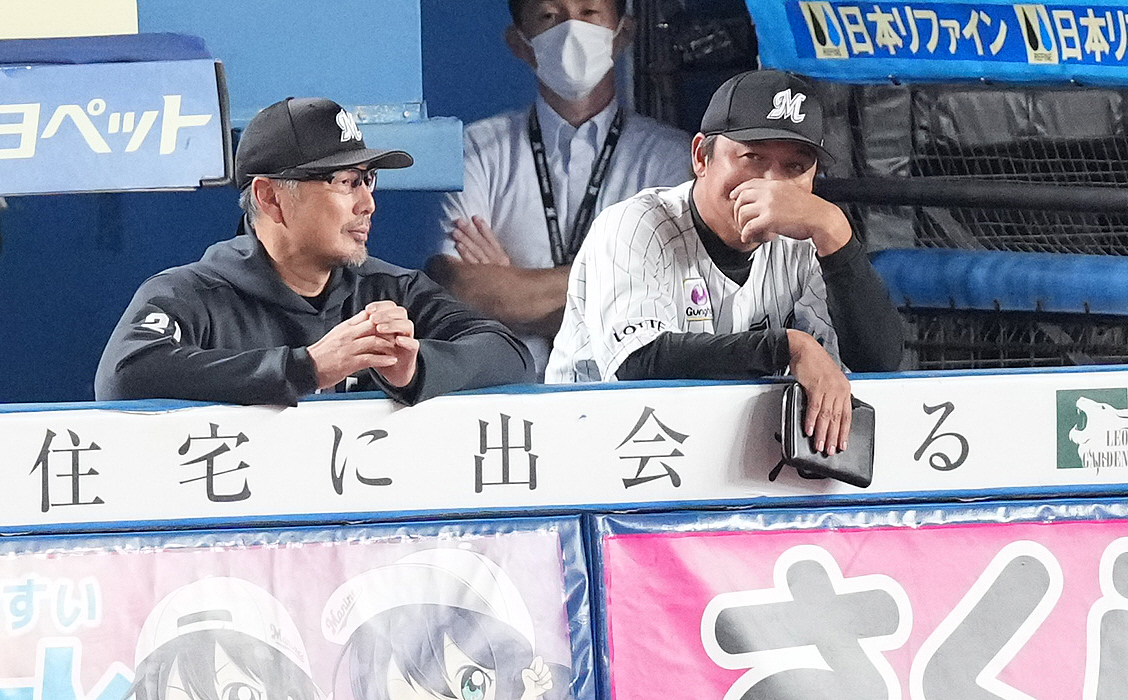 ロッテ対ソフトバンク　9回裏、ベンチで浮かない表情のロッテ吉井監督（左）（撮影・鈴木みどり）