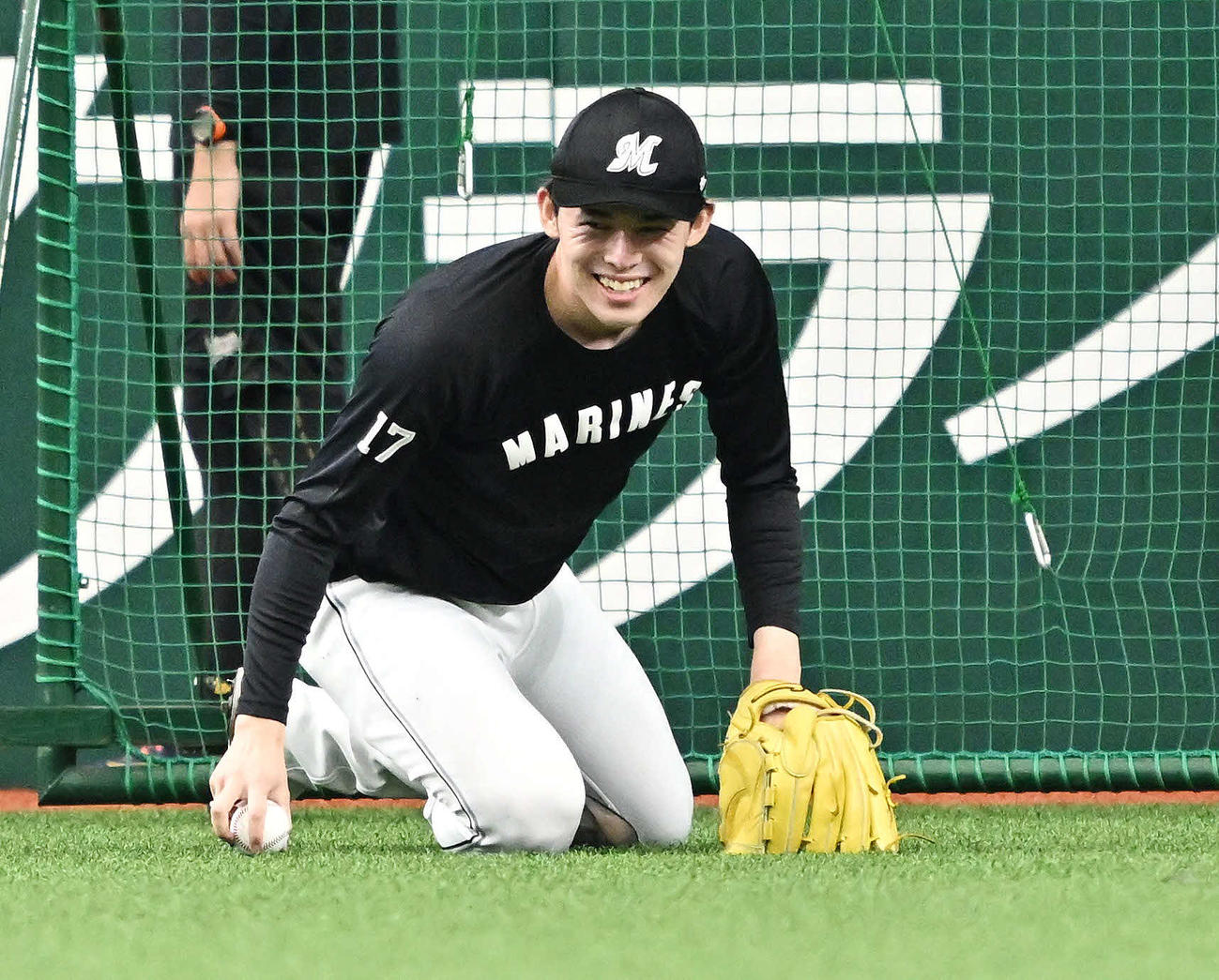 23日の試合前練習では笑顔で調整していたロッテ佐々木朗希