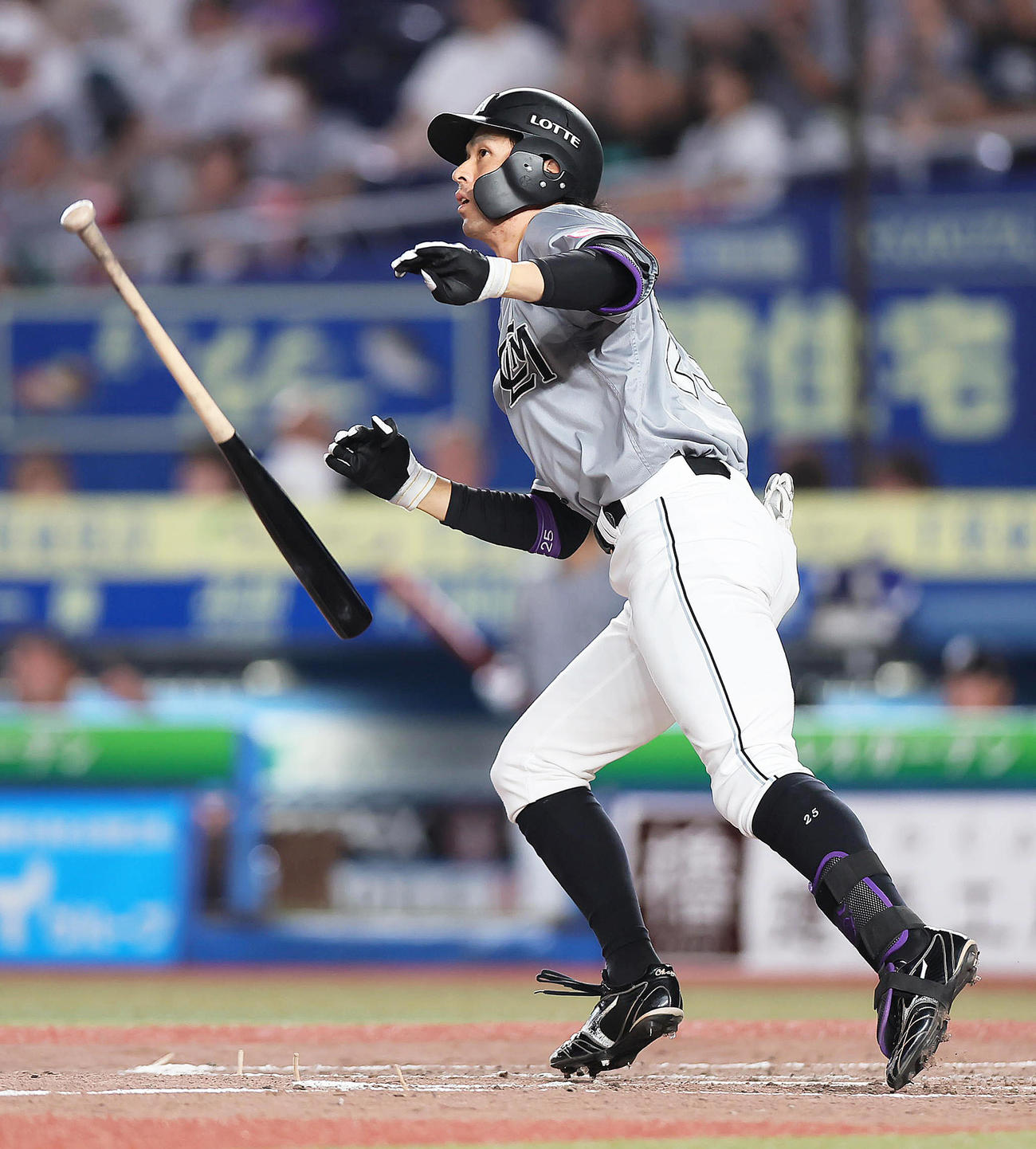 2日、左越えソロ本塁打を放つ岡（撮影・足立雅史）