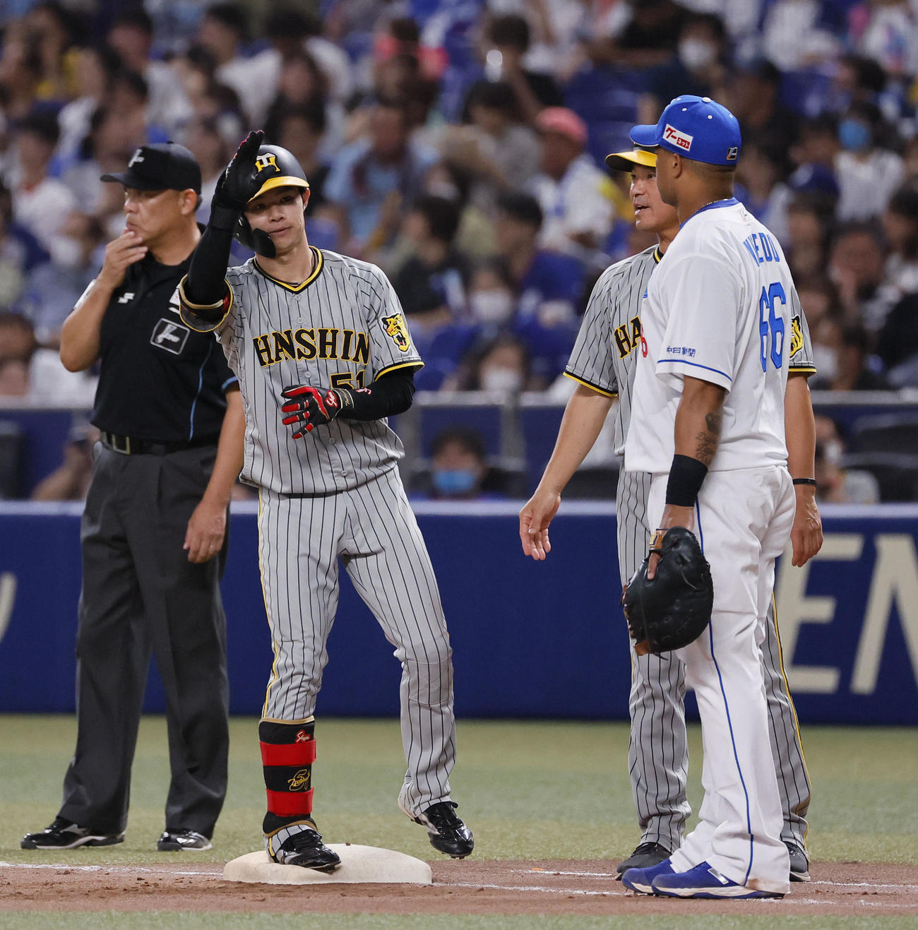 中日対阪神　10回表阪神無死、中野は左前に安打を放ちポーズをとる（撮影・藤尾明華）