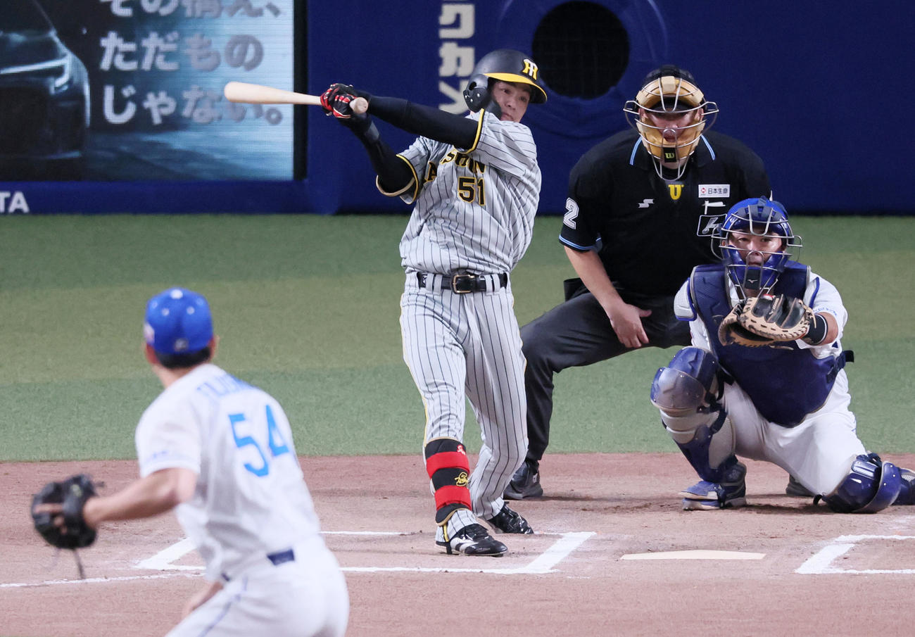 中日対阪神　10回表阪神無死、中野は左前打を放つ。投手は藤嶋（撮影・加藤哉）