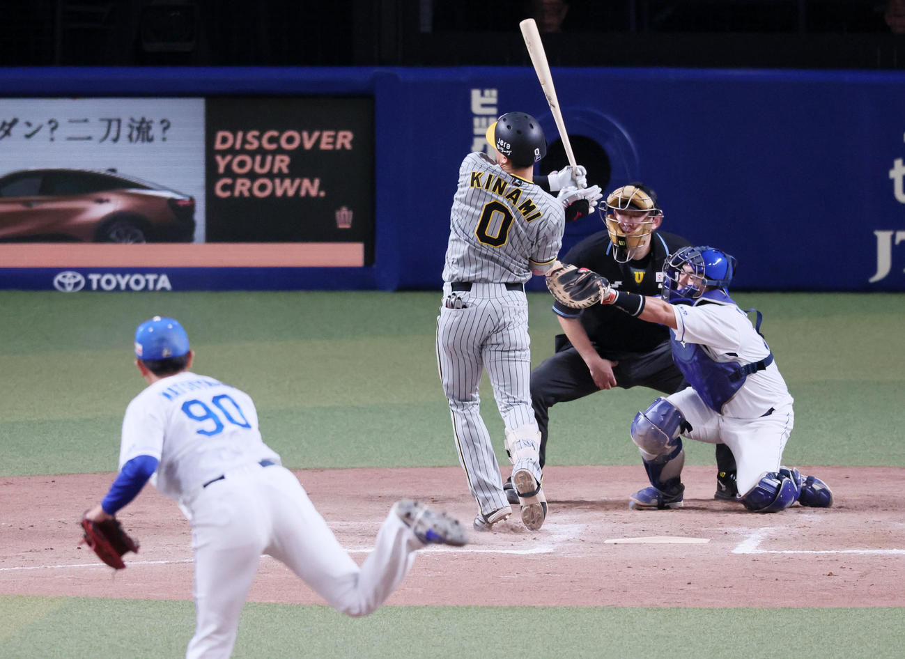 中日対阪神　11回表阪神無死、死球を受ける木浪。投手は松山（撮影・加藤哉）