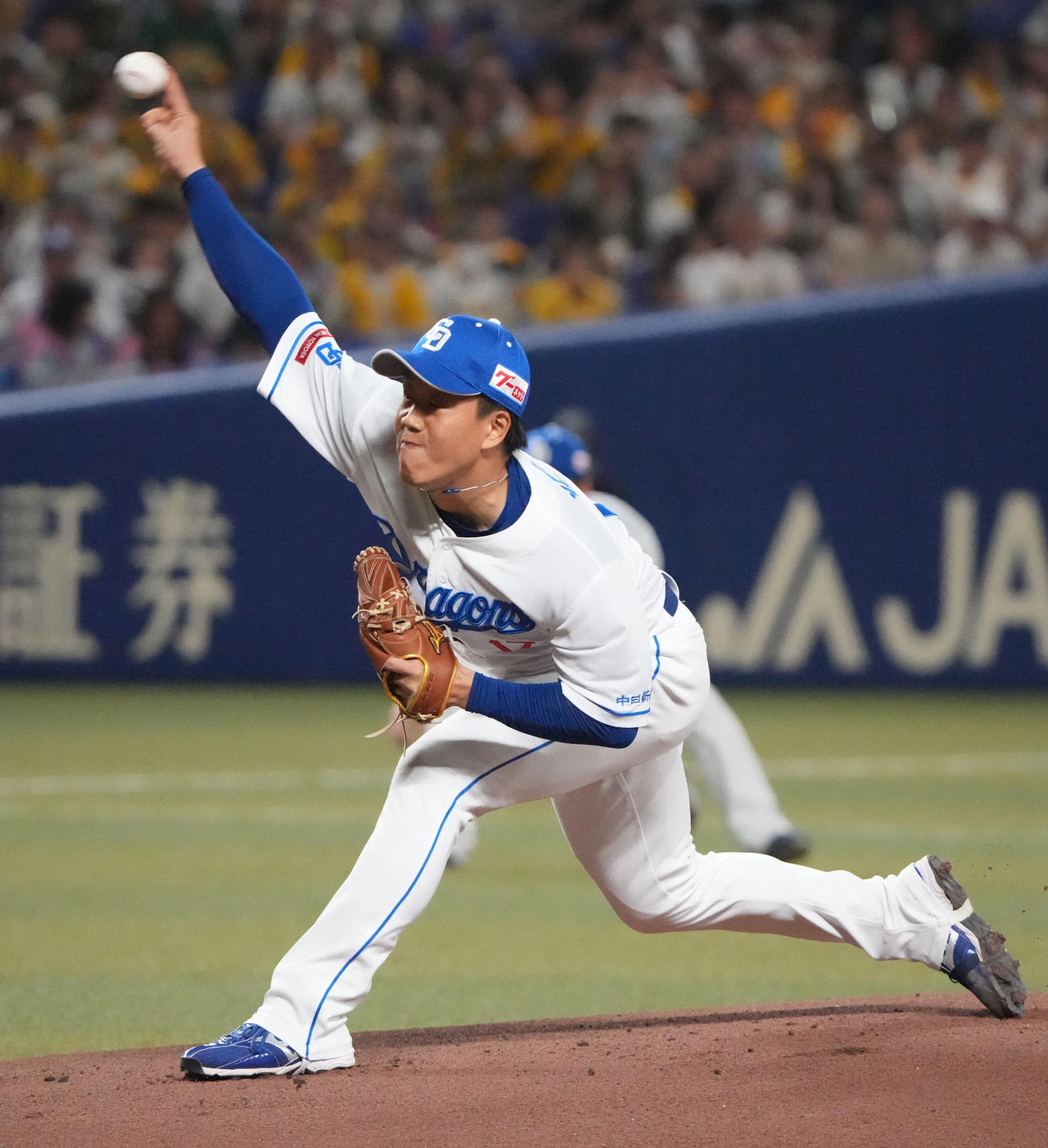 中日対阪神　1回表、登板する中日先発の柳（撮影・森本幸一）