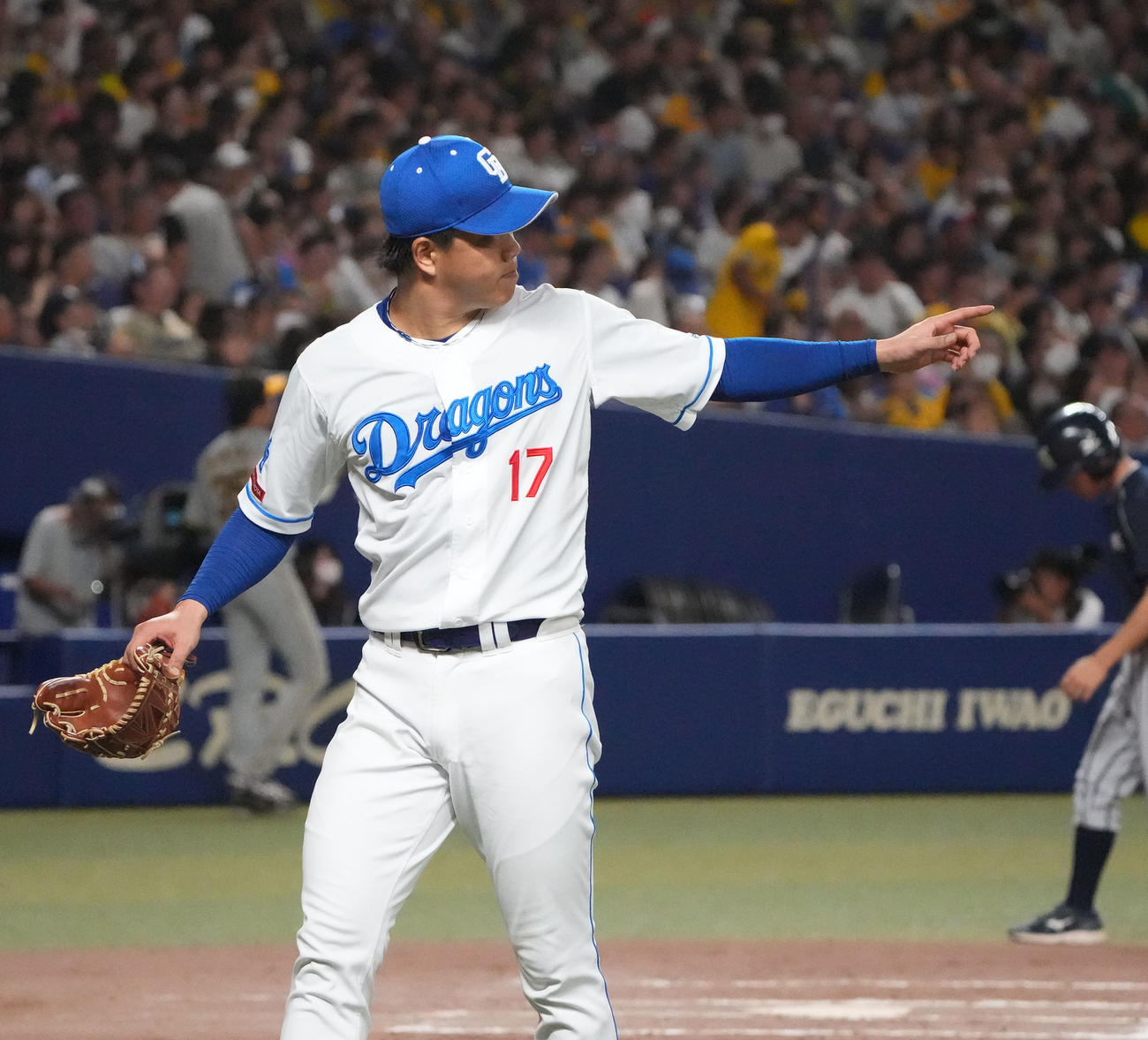 中日対阪神　8回表終了、ベンチへ戻る柳（撮影・森本幸一）