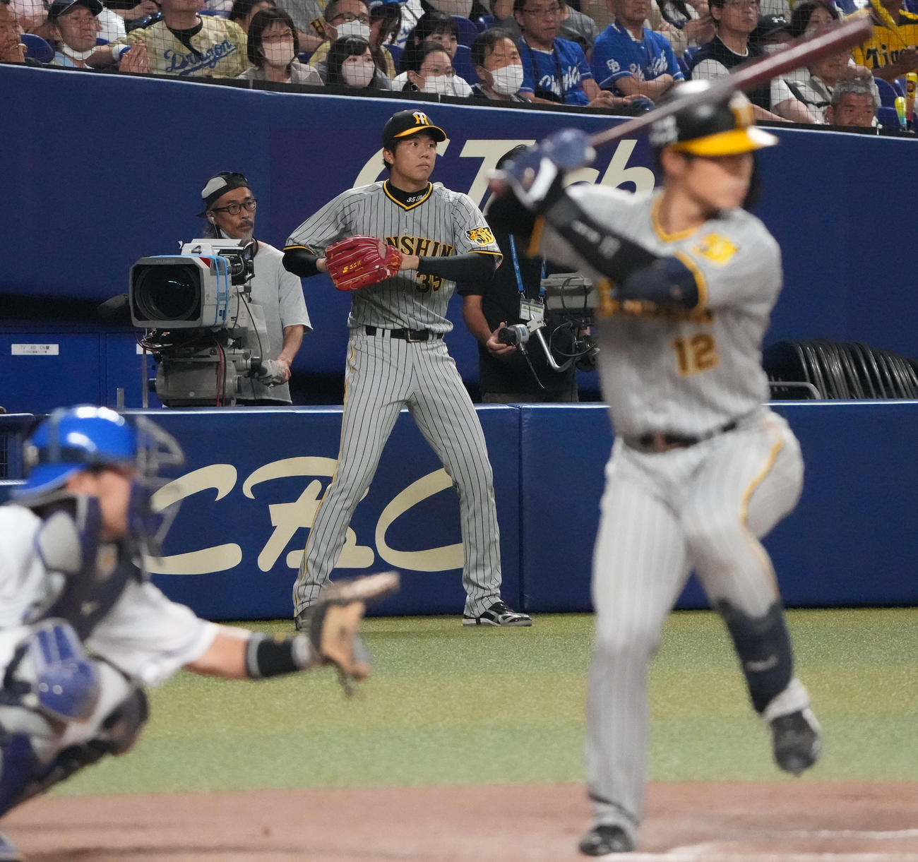 中日対阪神　10回表阪神2死満塁、登板準備をする才木（中央）（撮影・森本幸一）