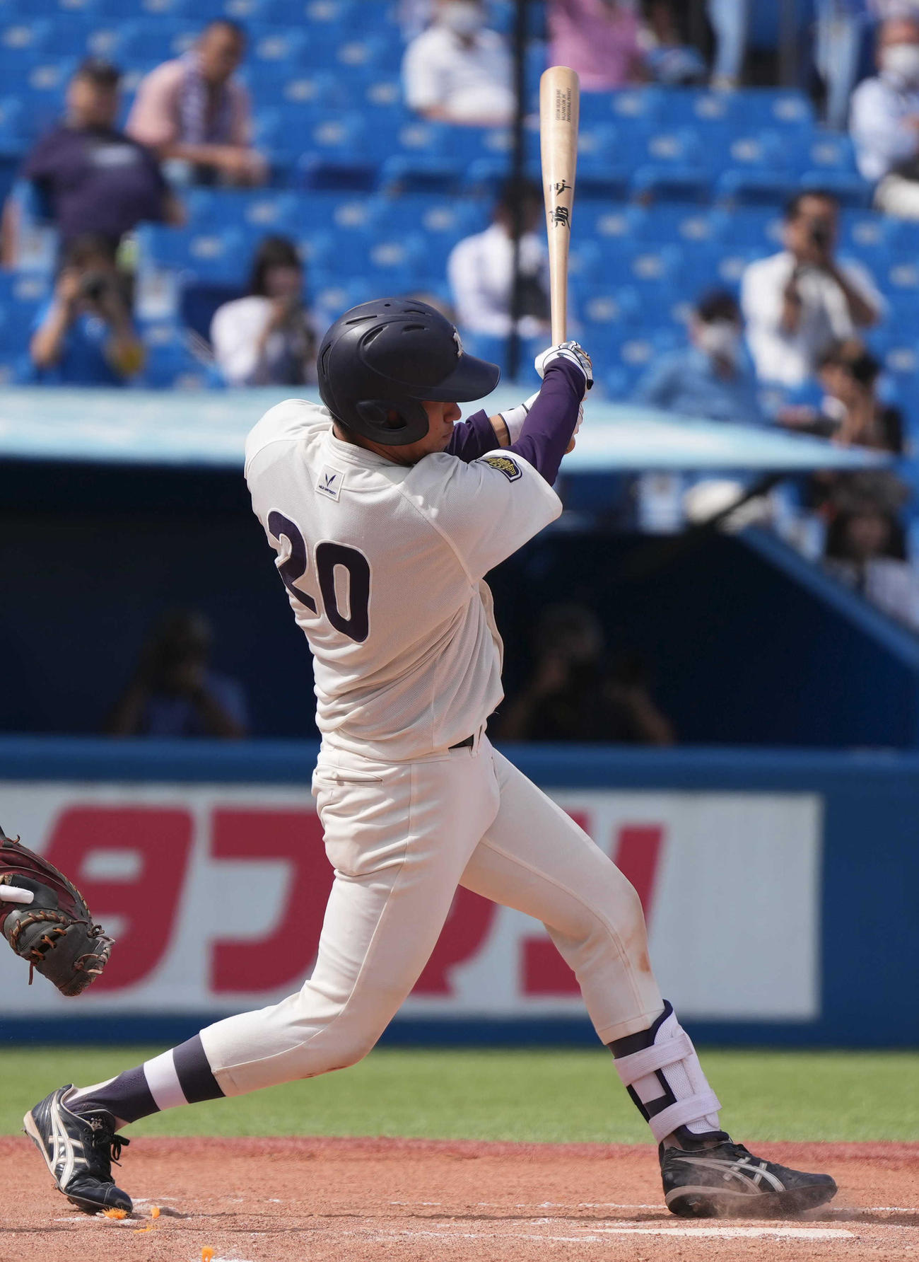 明大対早大　7回表明大2死三塁、適時打を放つ明大・菅原（撮影・狩俣裕三）