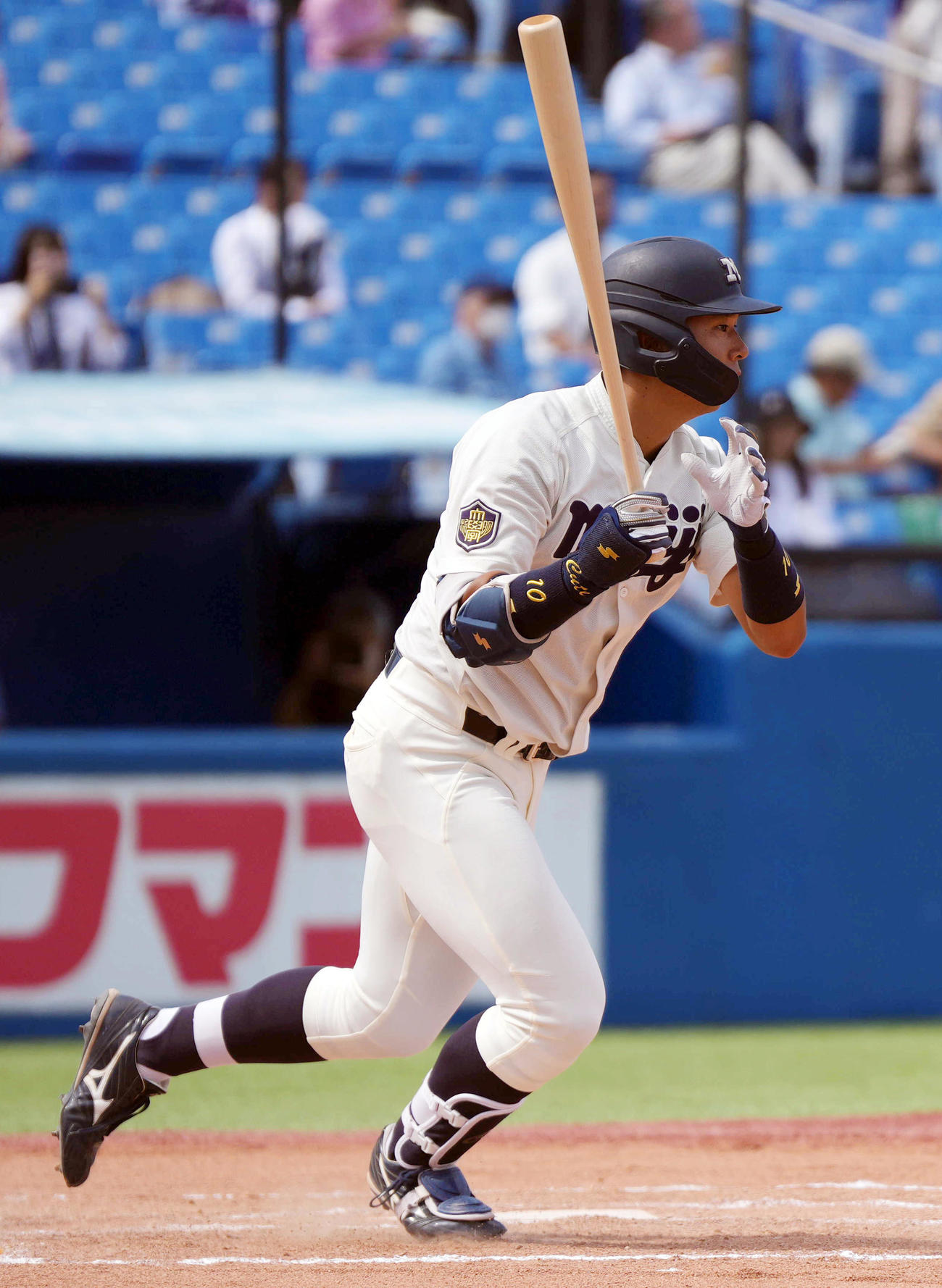 明大対早大　7回表明大無死、右前打を放つ明大・上田希（撮影・狩俣裕三）