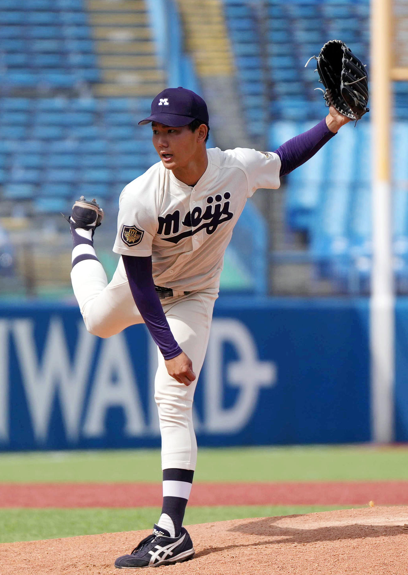 明大対早大　7回裏から登板する明大2番手の浅利（撮影・狩俣裕三）