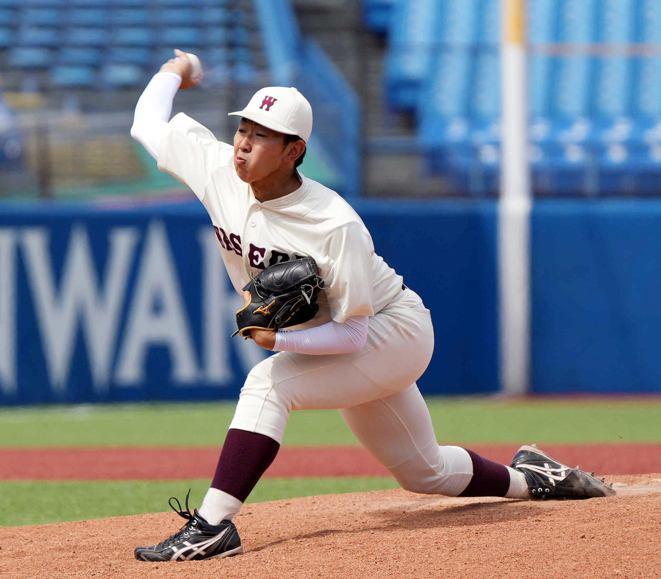 明大対早大　7回表から登板する早大2番手の伊藤樹（撮影・狩俣裕三）