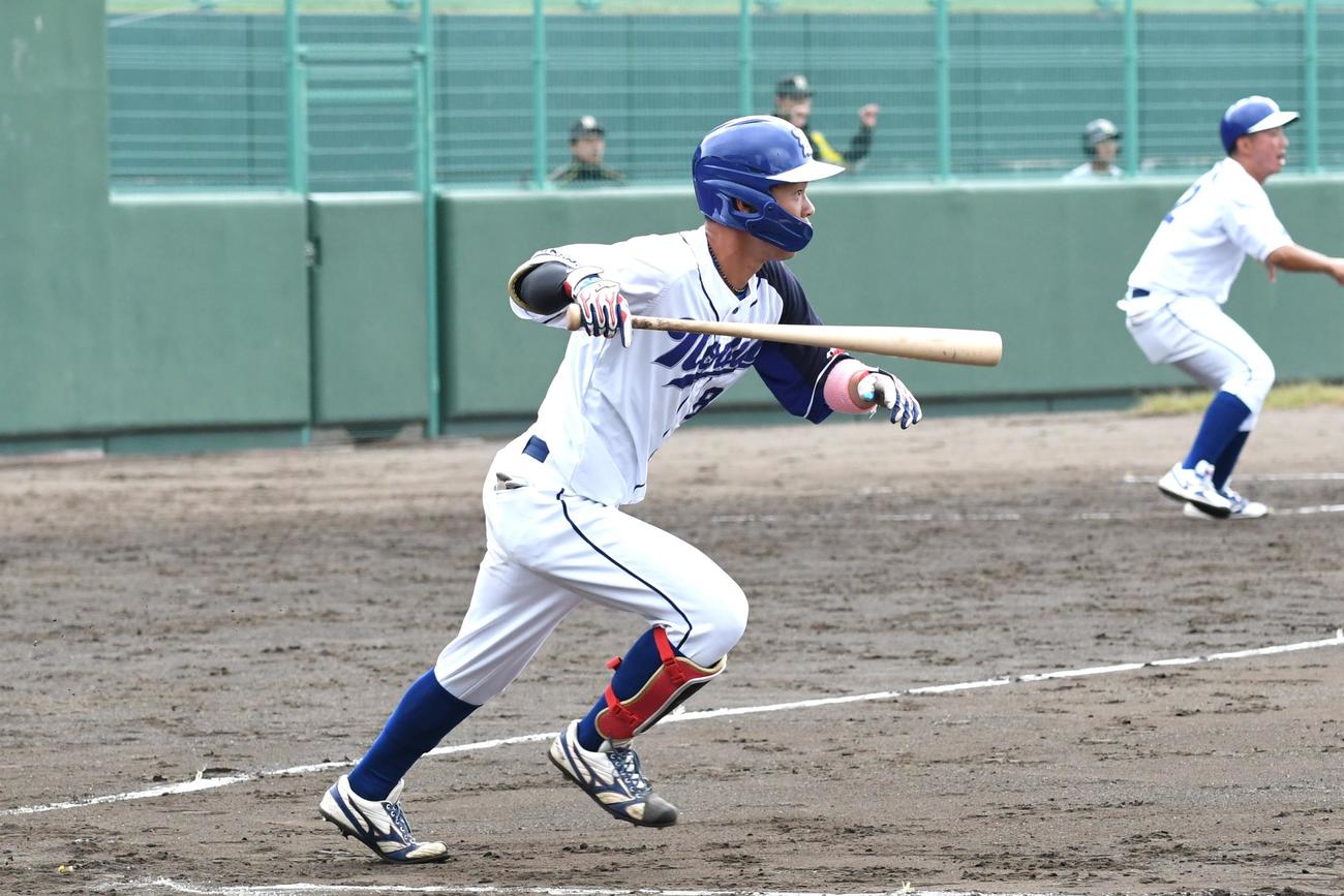 1回東農大北海道1死二塁、右前に先制適時打を放つ江川（撮影・石井翔太）