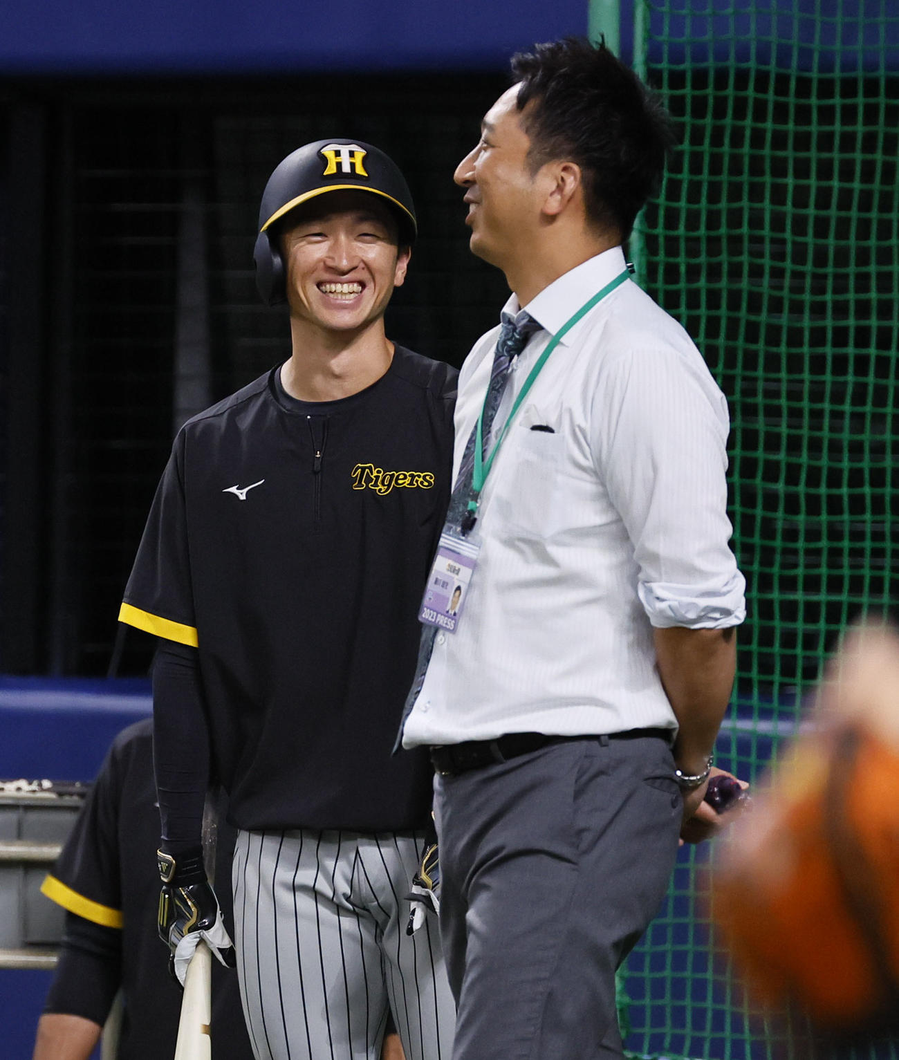 中日対阪神　藤川氏（右）と談笑する阪神近本（撮影・藤尾明華）