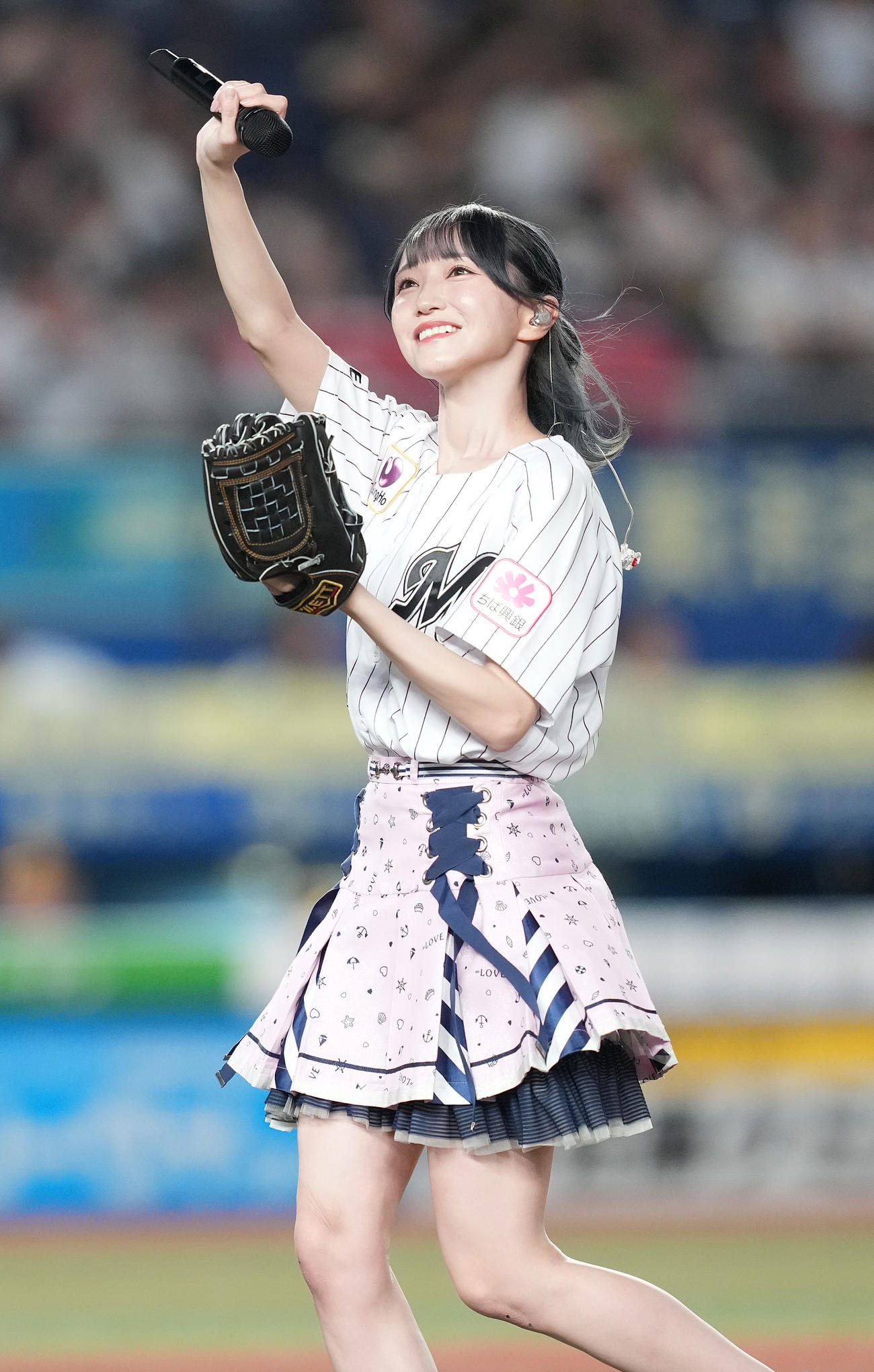 ロッテ対ソフトバンク　セレモニアルピッチを終、声援に応える＝LOVE野口衣織（撮影・鈴木みどり）