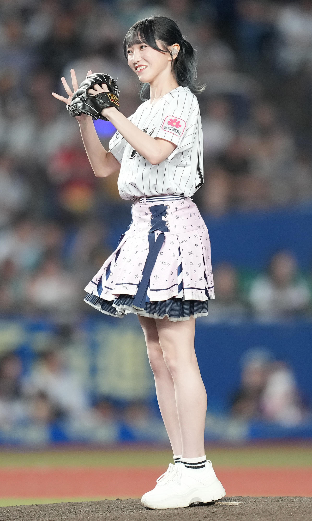 ロッテ対ソフトバンク　セレモニアルピッチを終え笑顔の＝LOVE野口衣織（撮影・鈴木みどり）