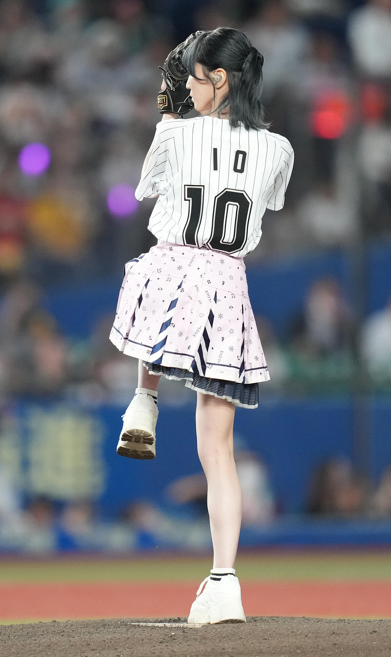 ロッテ対ソフトバンク　セレモニアルピッチを行う＝LOVE野口衣織（撮影・鈴木みどり）