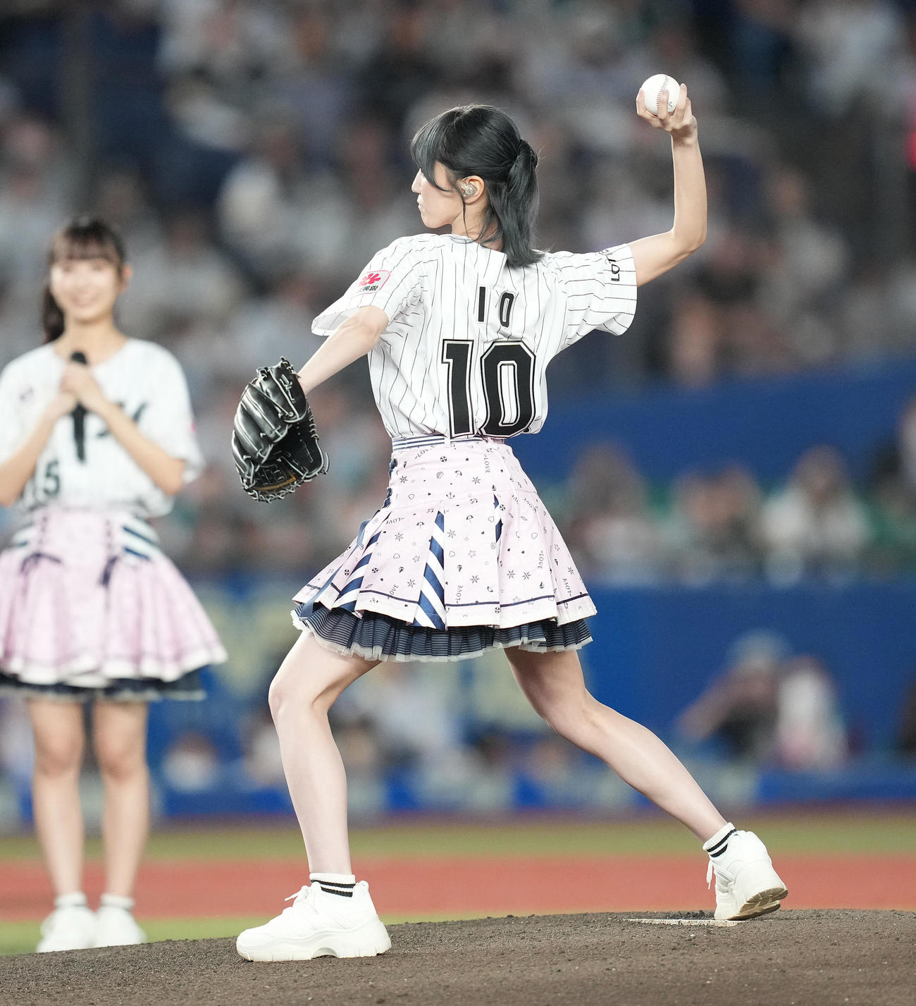 ロッテ対ソフトバンク　セレモニアルピッチを行う＝LOVE野口衣織（撮影・鈴木みどり）